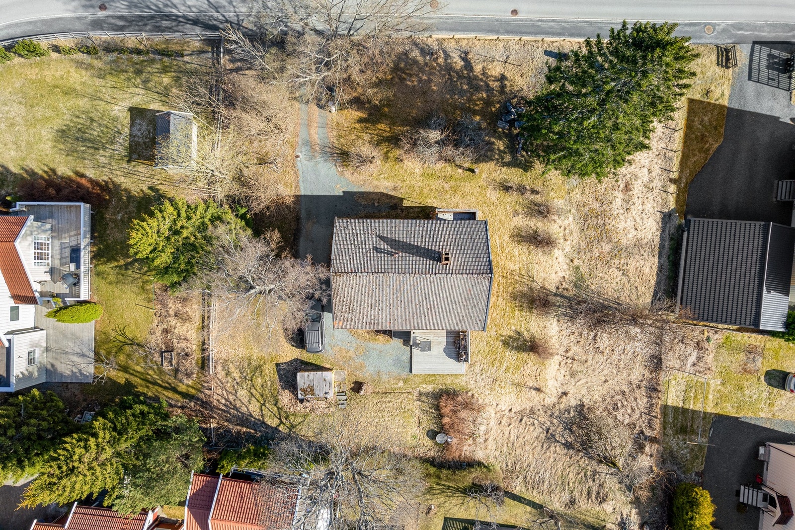 Dette er en hel tomannsbolig over 2 etasjer + loft og kjeller, med en stor tomtestørrelse på i overkant av 1,5 mål. Her har du flotte muligheter til å skape flotte uteområder. Galleribilde