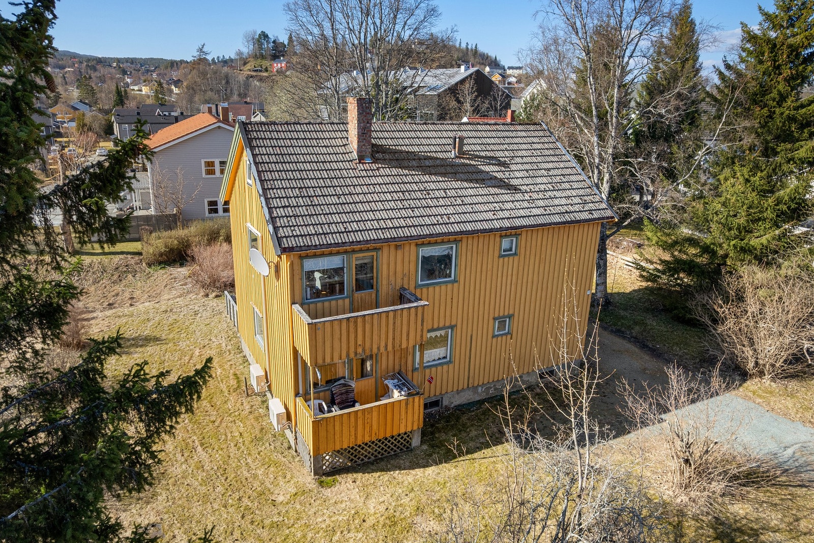 Tomannsboligen består av 2 stk horisontaldelte halvparter. Boligen er i dårlig stand, men uteområdene har stort potensiale. Galleribilde