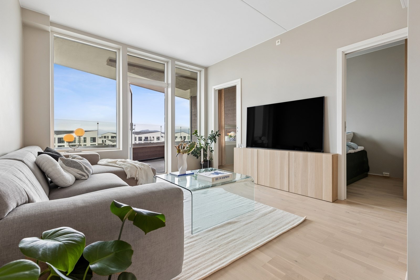 Fra stuen er det en åpen og lys forbindelse videre til balkongen og soverommet. Galleribilde