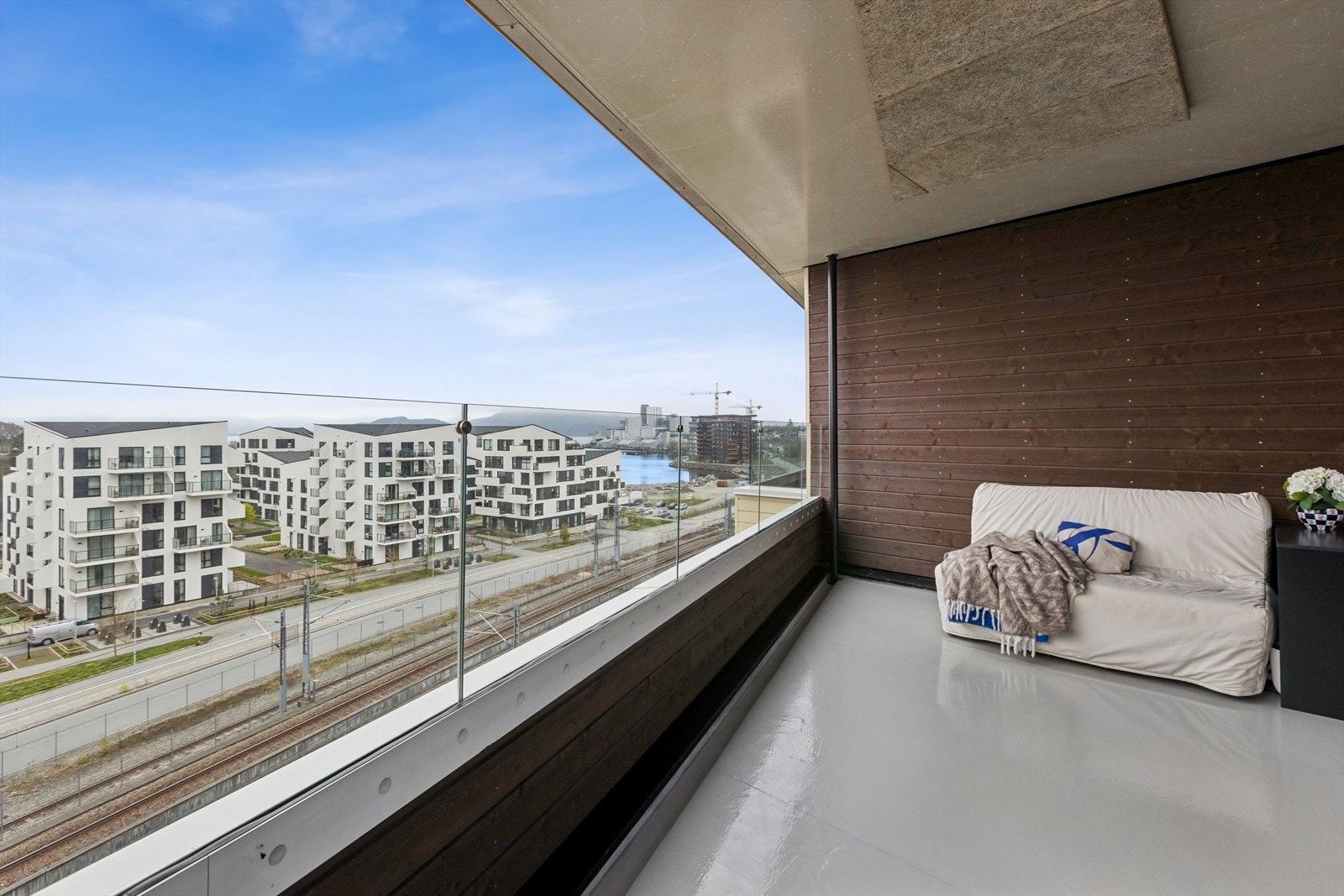 Fra leiligheten er det utgang til en romslig balkong med god plass til utemøbler, perfekt for hyggelige stunder og sosiale sammenkomster utendørs. Galleribilde