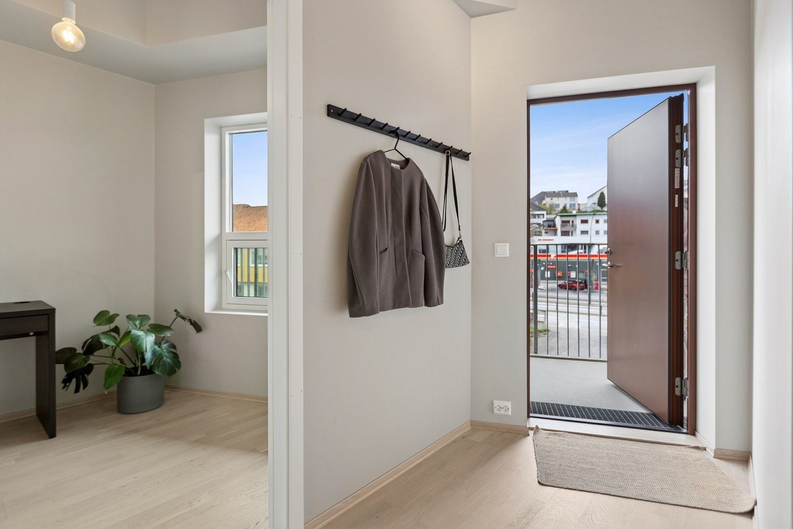 Lys og innbydende entré med plass til å henge fra seg yttertøy. Galleribilde