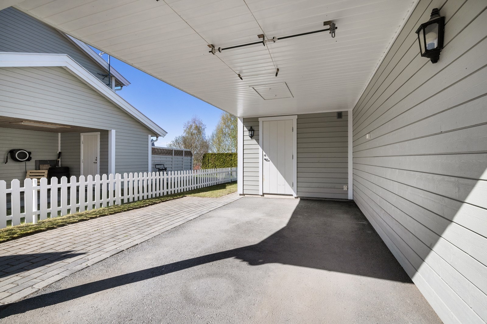 Praktisk carport med tilhørende utvendig bod på 5 m². Galleribilde