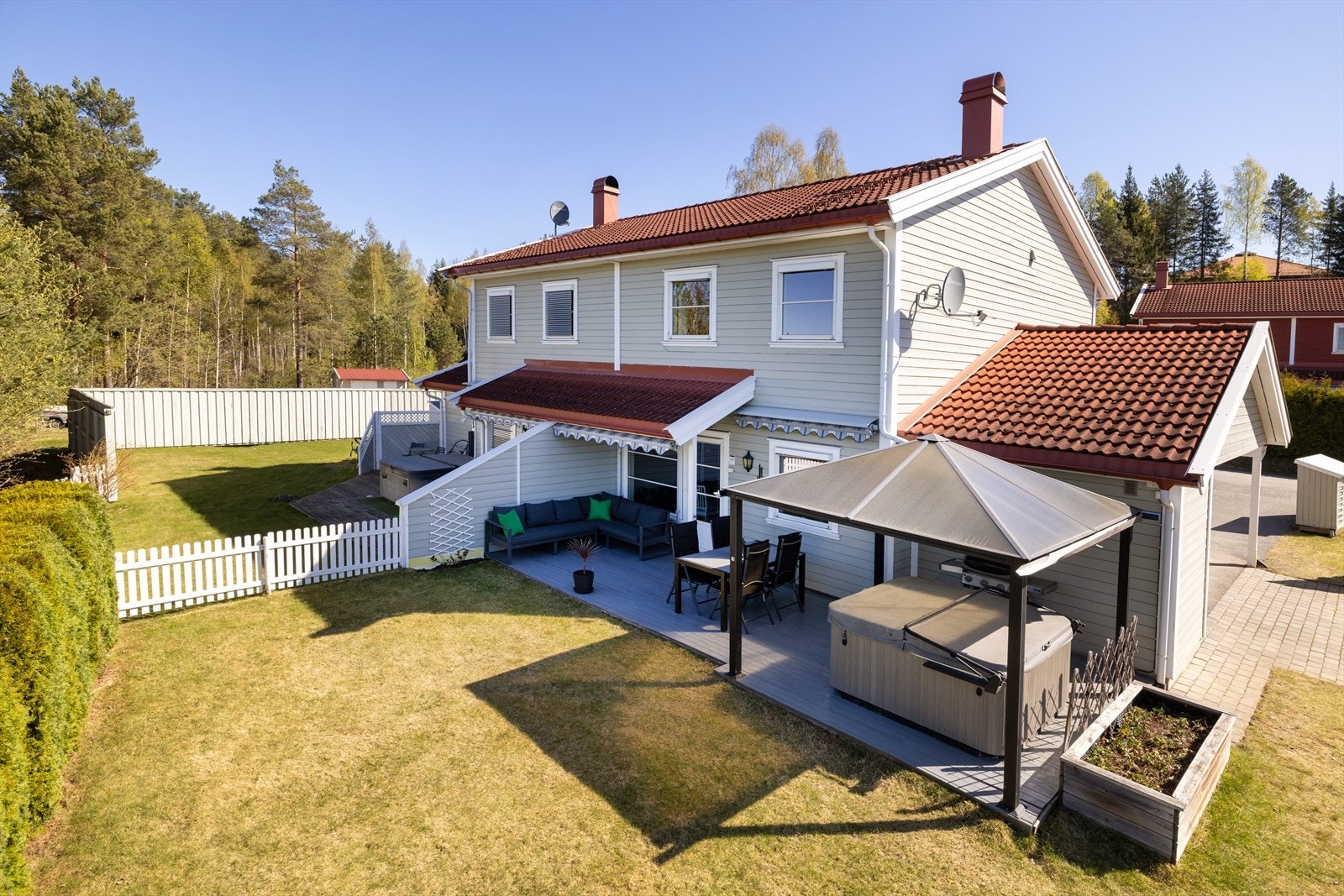 Familievennlig halvpart av tomannsbolig med en stor, vestvendt terrasse på 30 m². Galleribilde