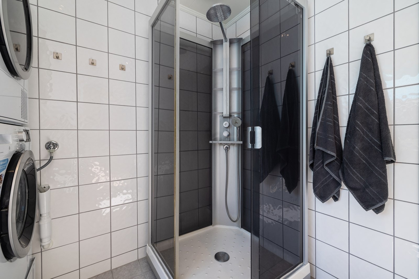 Badet er utstyrt med dusjkabinett og har balansert ventilasjon. Galleribilde
