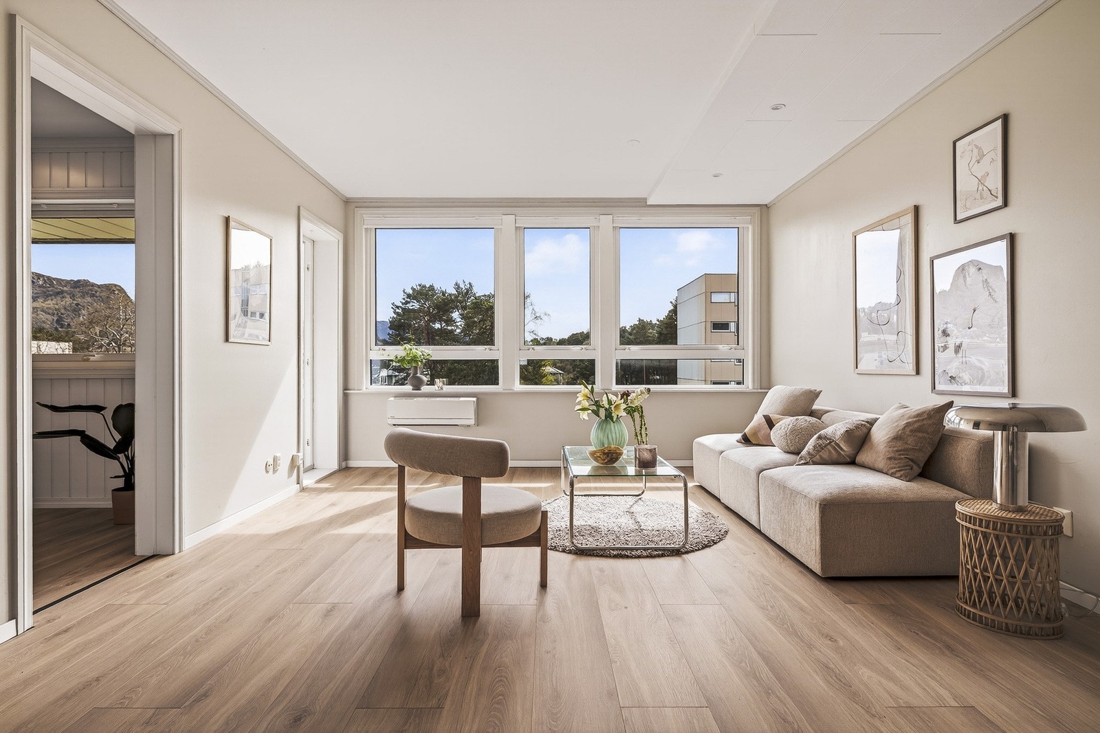 Leiligheten fremstår som lys, velholdt og med en gjennomgående god standard. Planløsningen er praktisk og arealeffektiv, med fine overflater og materialvalg som gir et moderne og tiltalende uttrykk. Galleribilde