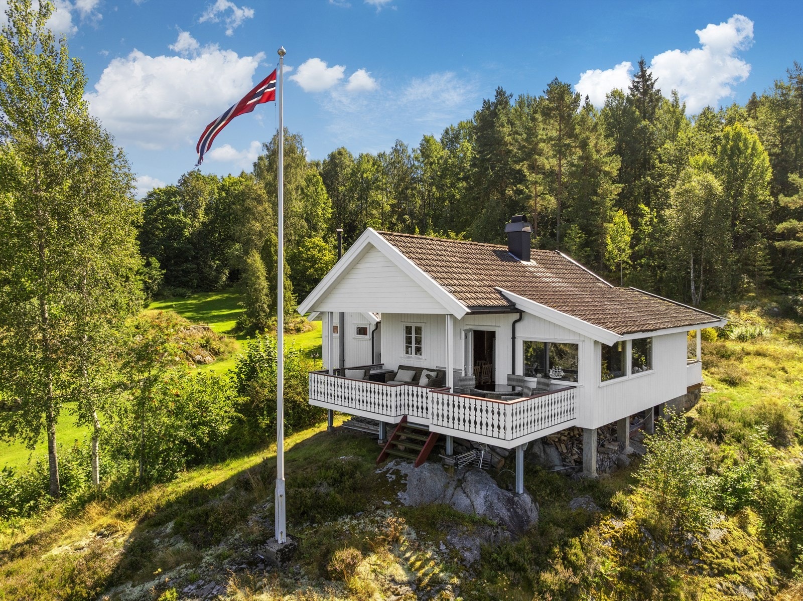 Halvarpvegen 62 ligger høyt og fritt, med rå utsikt til fjorden og nærområdet Galleribilde