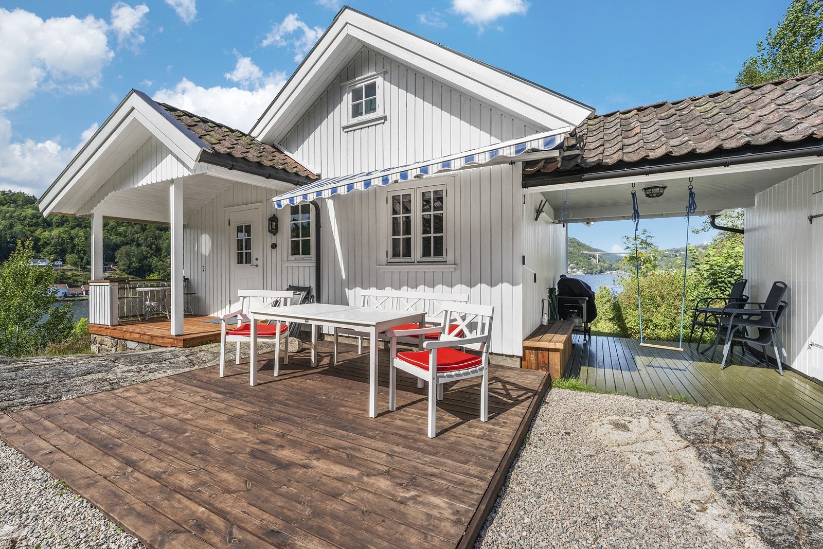 Meget solrike uteplasser! Om solen blir for mye, kan man trekke seg tilbake i skyggen av terrassemarkisen Galleribilde