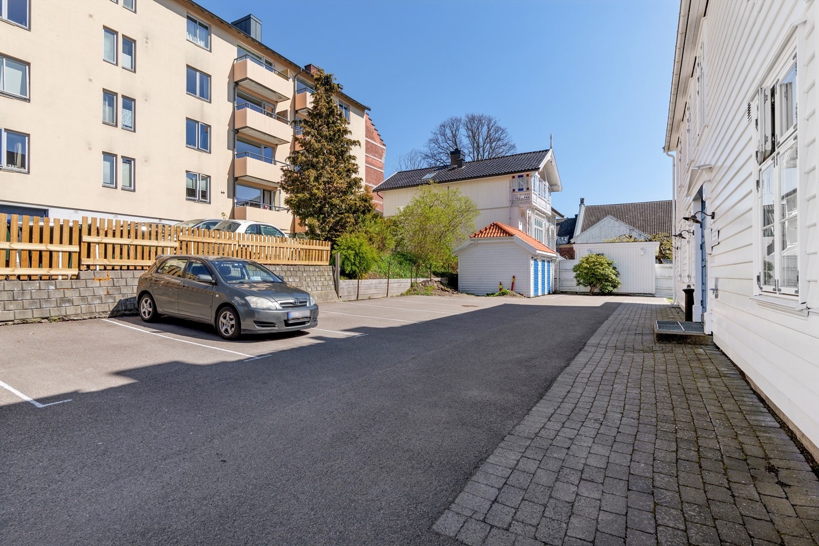 Sameiet har 10 parkeringsplasser utenfor bygget, det er ikke faste plasser, alle får tildelt ett parkeringsbevis per leilighet. Galleribilde