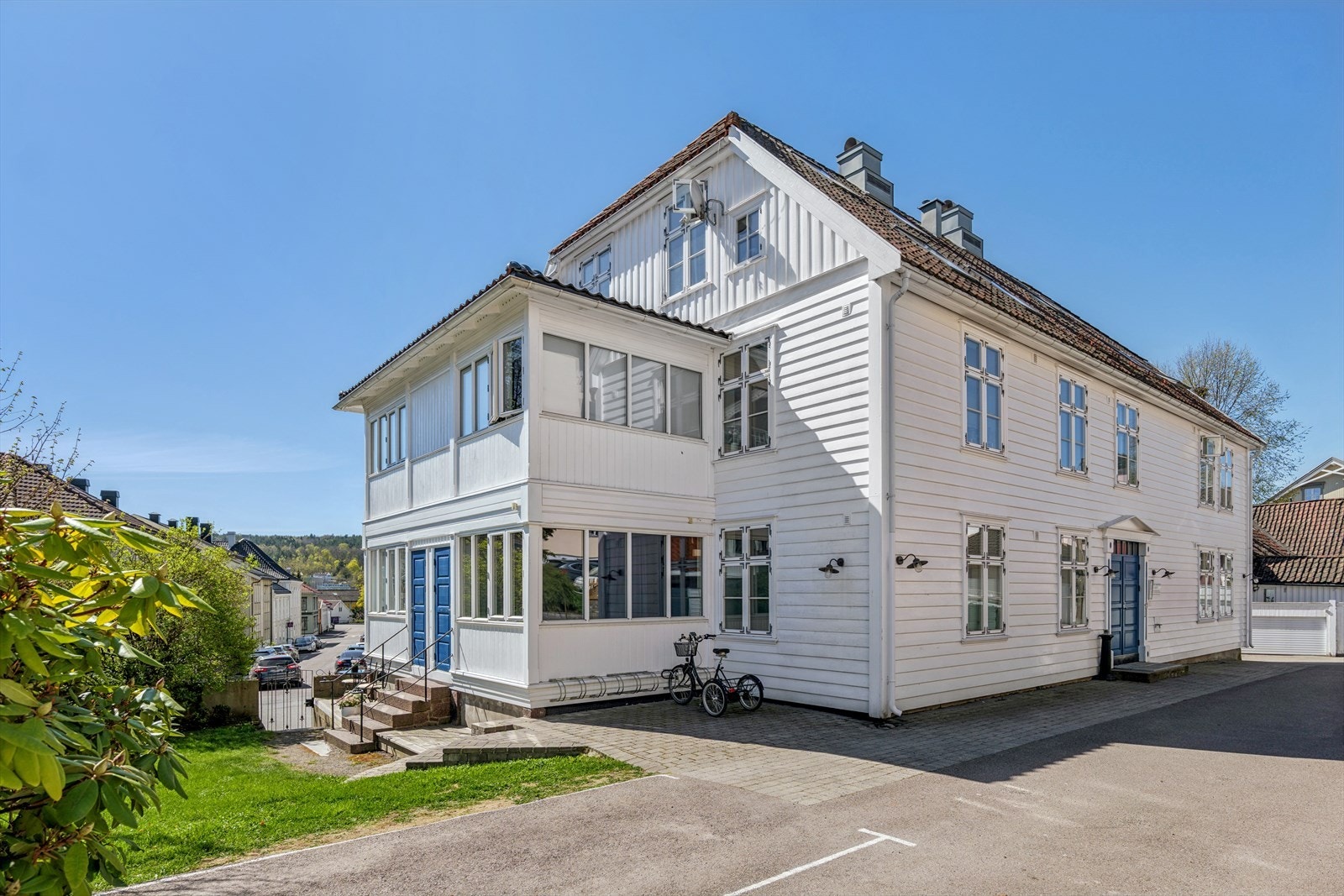 Leiligheten har en attraktiv beliggenhet sentralt i Tønsberg, med gangavstand til byens fasiliteter, kollektivtransport og servicetilbud. Galleribilde