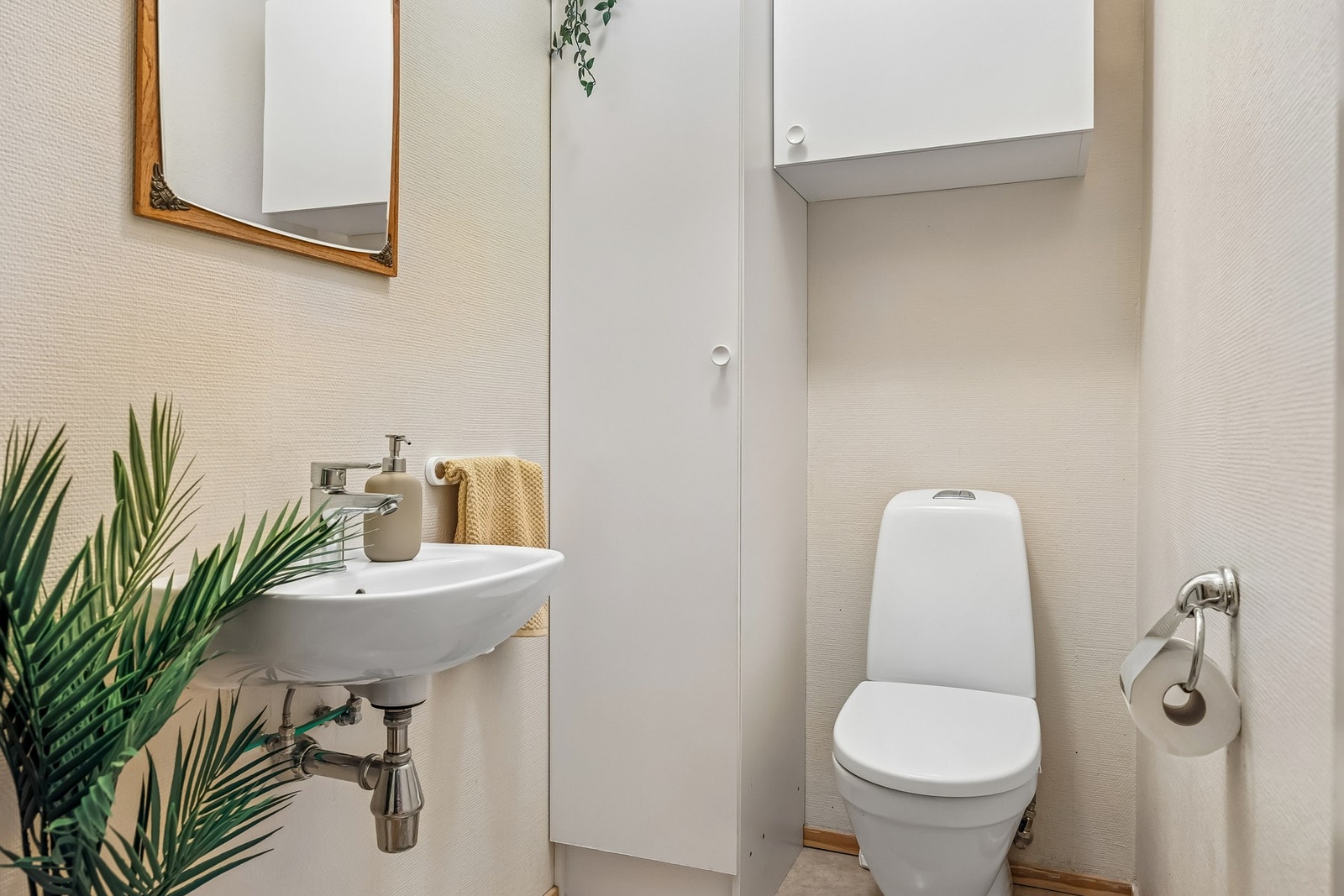 Separat WC ved siden av bad. Galleribilde