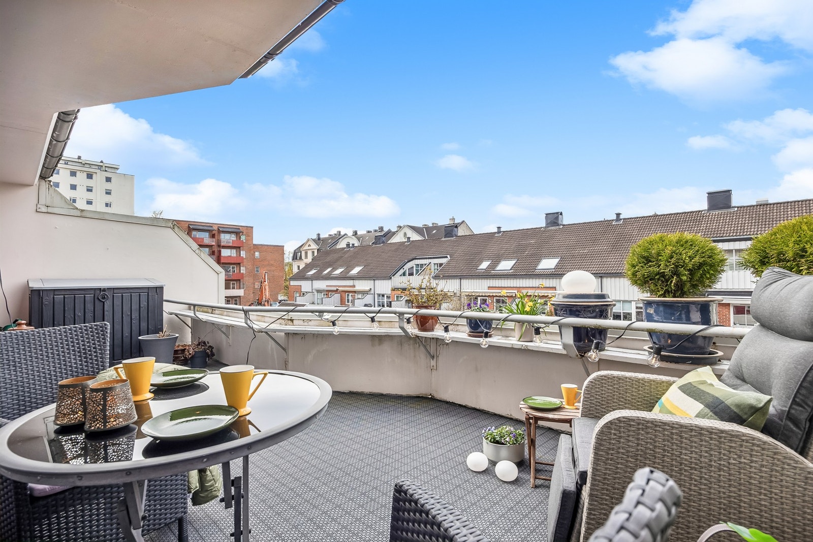 Romslig terrasse på hele 17 kvm med gode sol- og utsiktsforhold. Her kan du nyte sommerkvelder i hyggelige omgivelser. Galleribilde