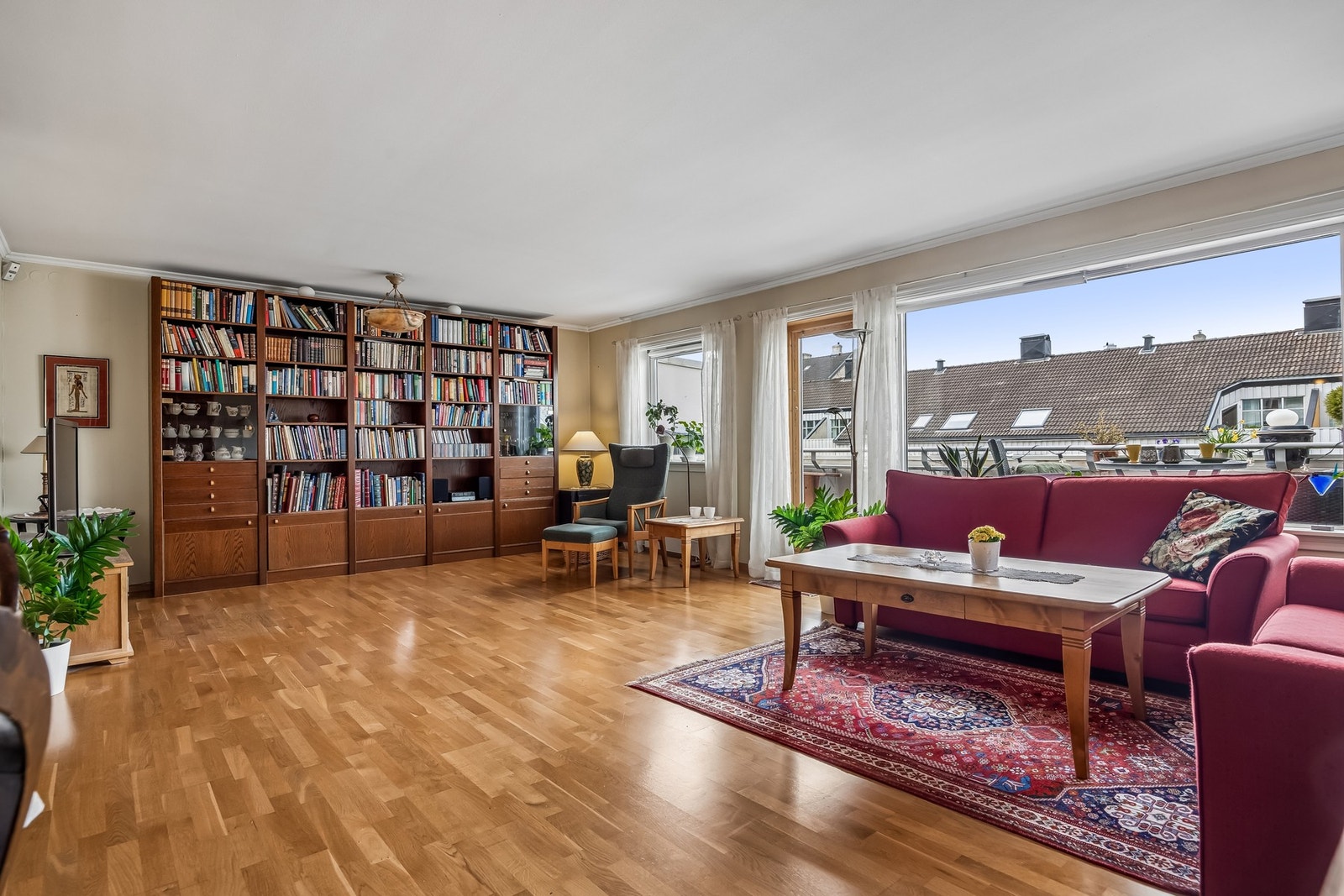 Originalt har denne leiligheten 3 soverom, det ene er innlemmet i stuen. Galleribilde