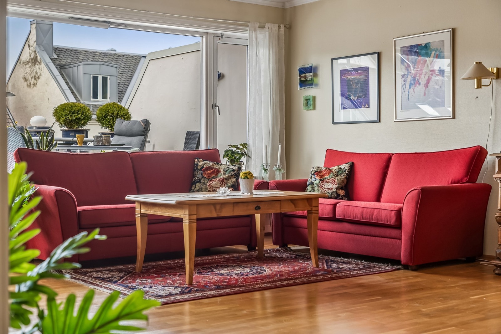 Stuen kan enkelt innredes med både spisebord og stor sofagruppe - uten at det oppleves trangt eller rotete. Galleribilde
