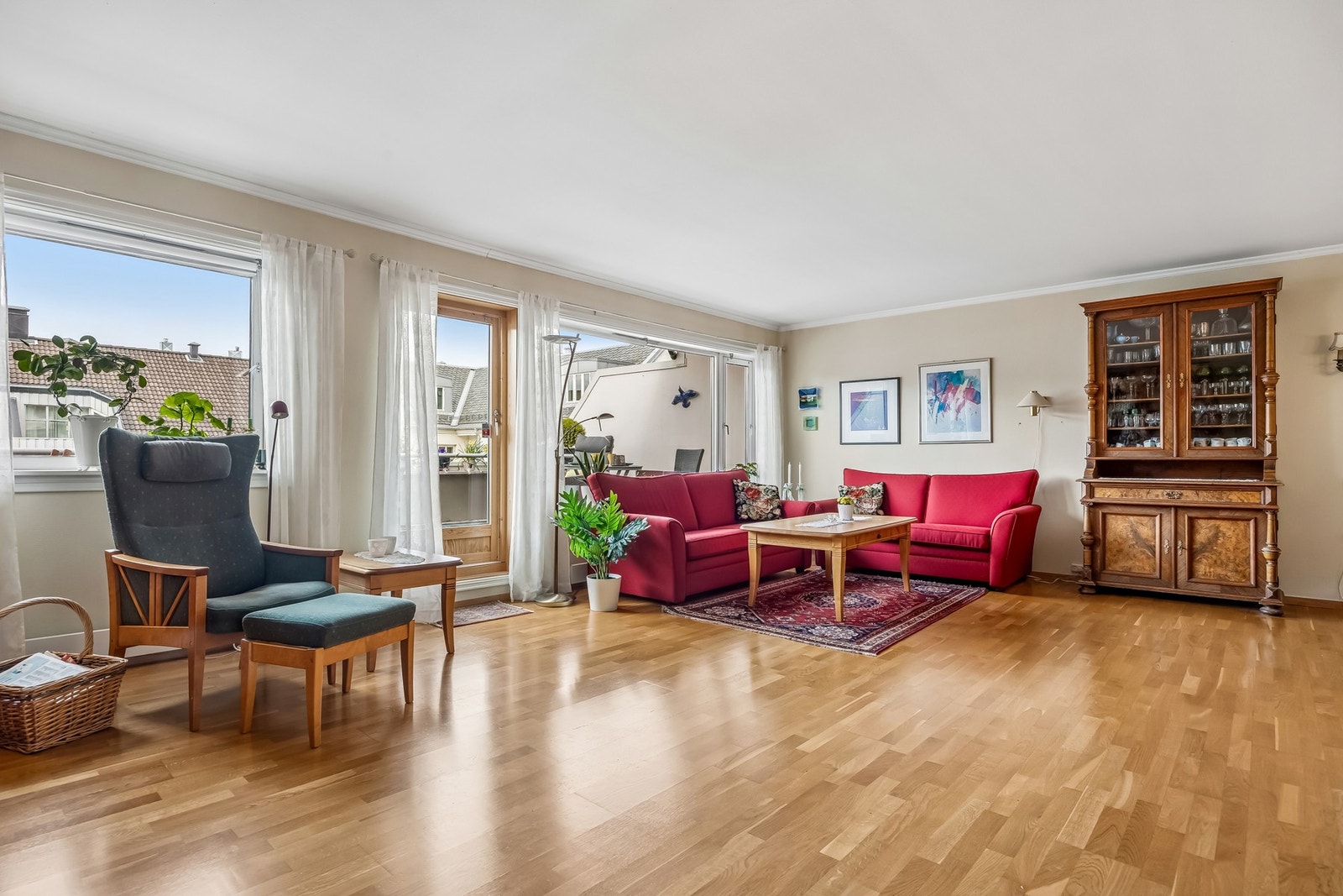 De store vinduflatene slipper inn rikelig med naturlig lys og gir stuen en lys og luftig atmosfære. Galleribilde
