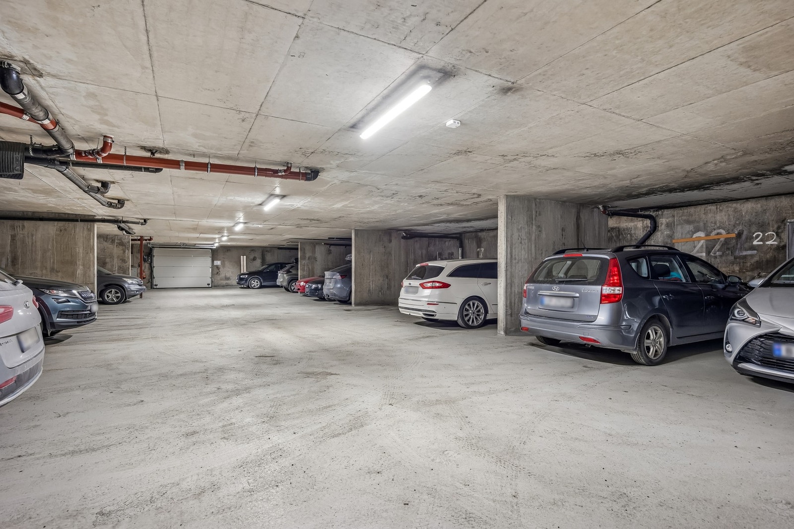 Det medfølger egen parkeringsplass. Dersom det er ønskelig med el-bil lader kan styret kontaktes. Galleribilde