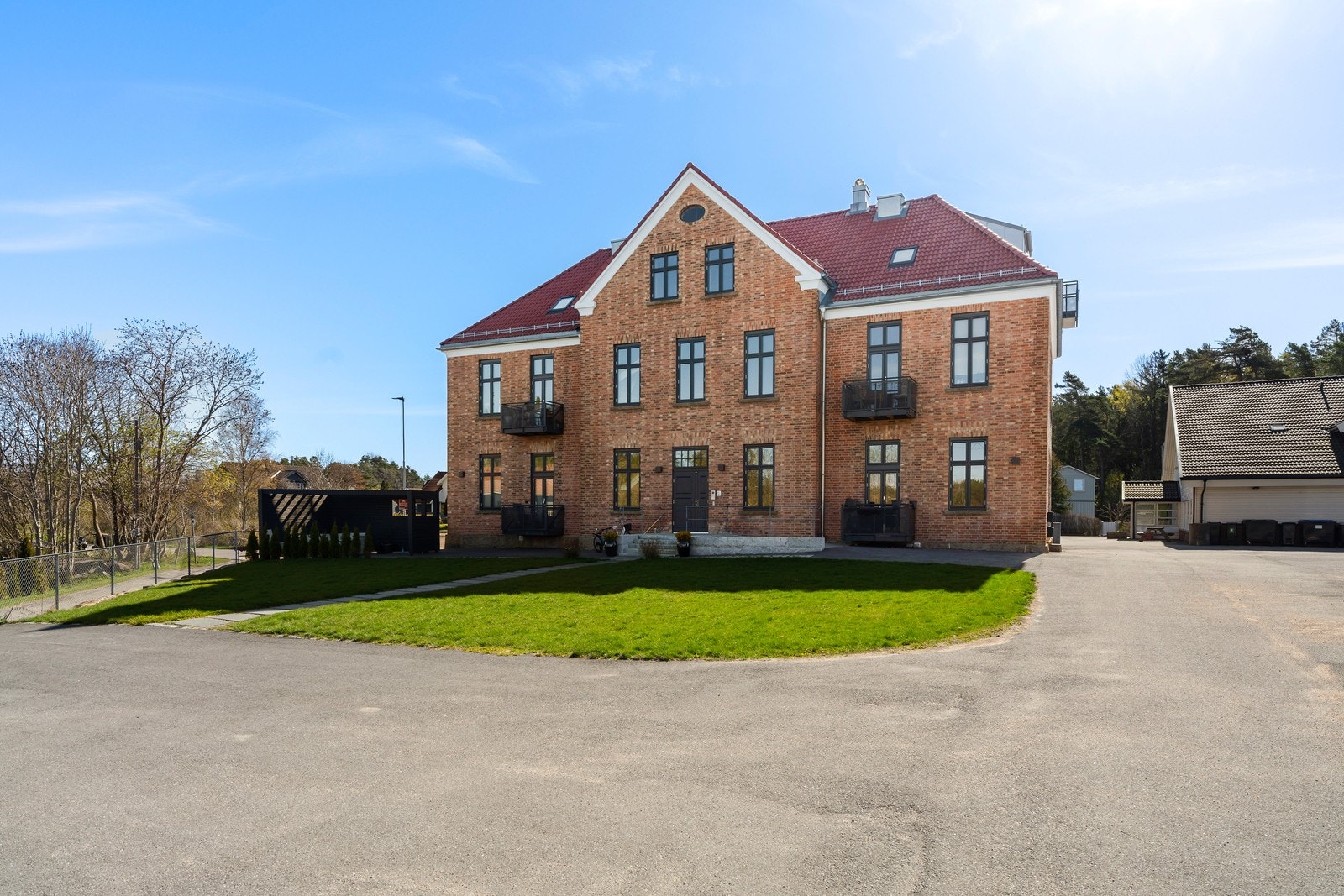 En stilfull og moderne 4-roms toppleilighet beliggende i en ærverdig teglsteinsbygning i et attraktivt og etablert boligområde på Lunde, Kråkerøy. Galleribilde
