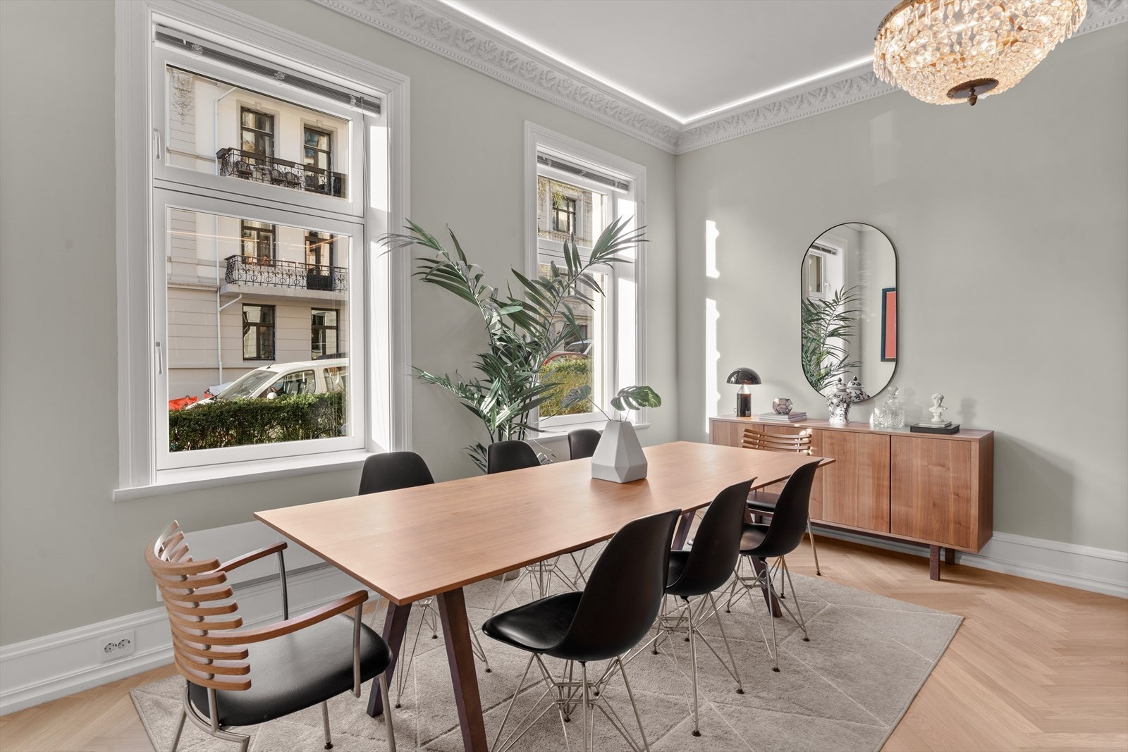 God plass til et stort spisebord i spisestuen Galleribilde