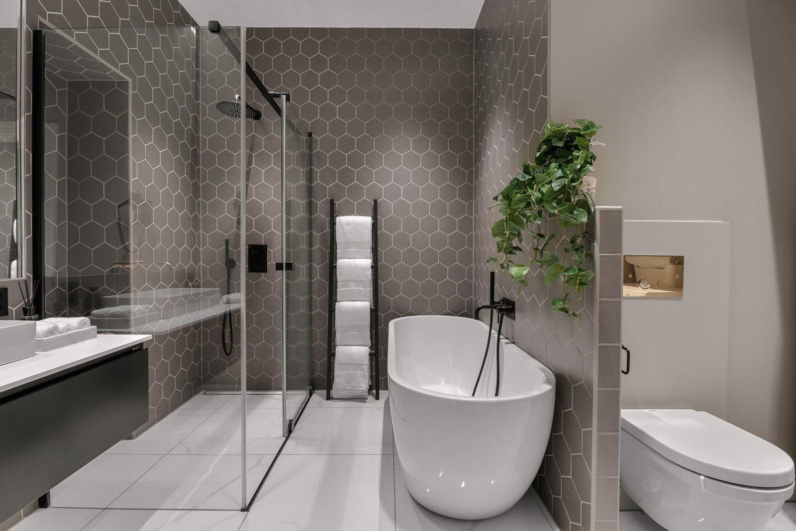Italienske designer downlights / led-belysning over under under baderoms innredning Galleribilde