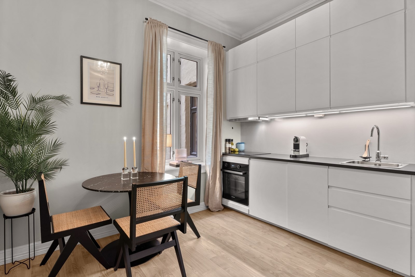 Hybeldel med egen entré fra bakgård - Hybel/utleie tidligere utleid for kr 20.000 /mnd Galleribilde