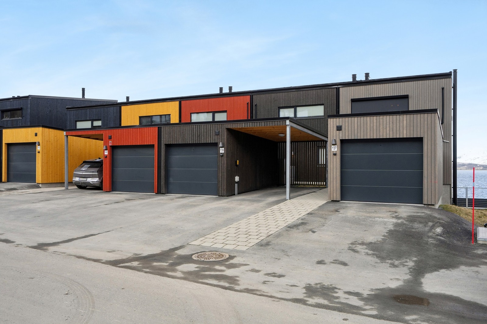 Parkering i carport hvor det også er installert EL-bil lader Galleribilde