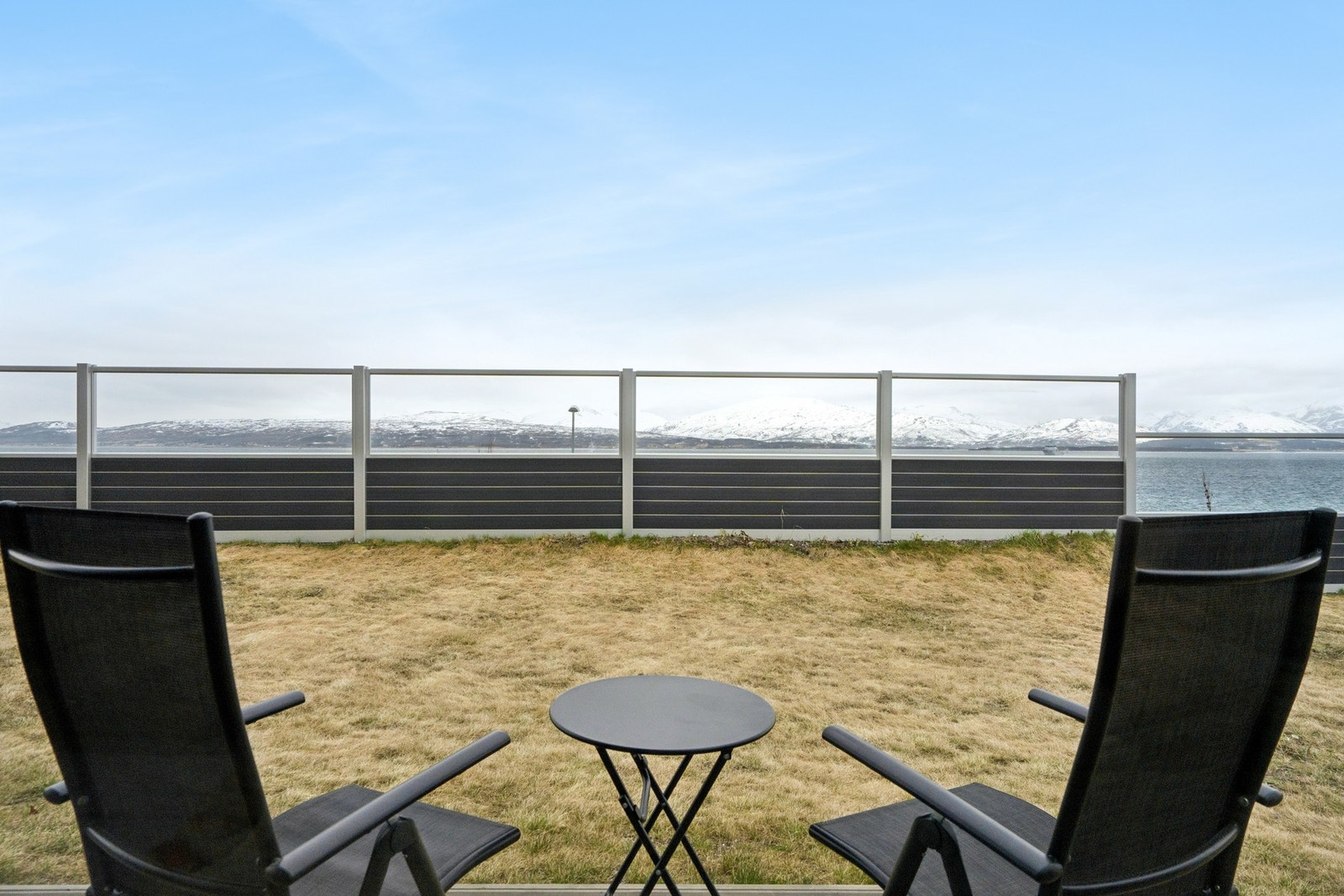 Terrasse med utsikt mot Tromsøya, Kvaløya og Malangen Galleribilde