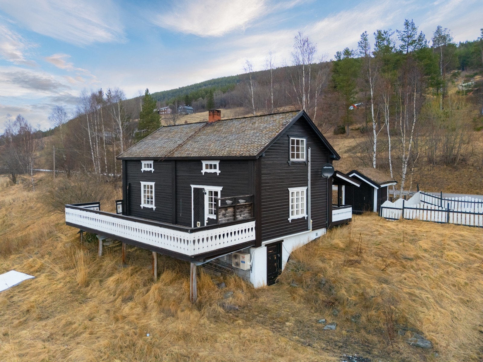 Boligeiendom med veranda og utsyn utover dalen Galleribilde