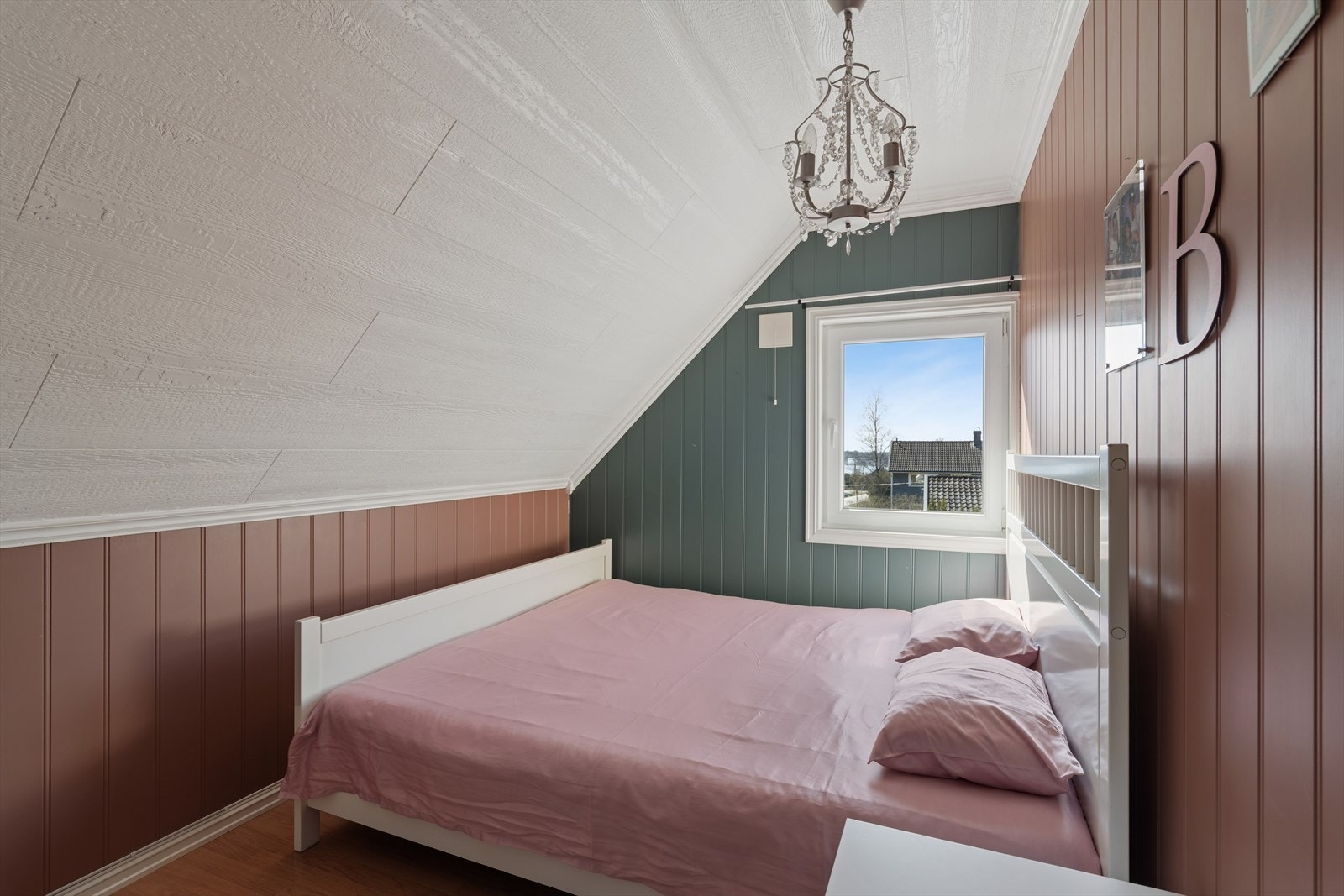 Trivelig soverom med skråtak som gir rommet et særegent og lunt uttrykk. Rommet har plass til seng og nattbord. Galleribilde