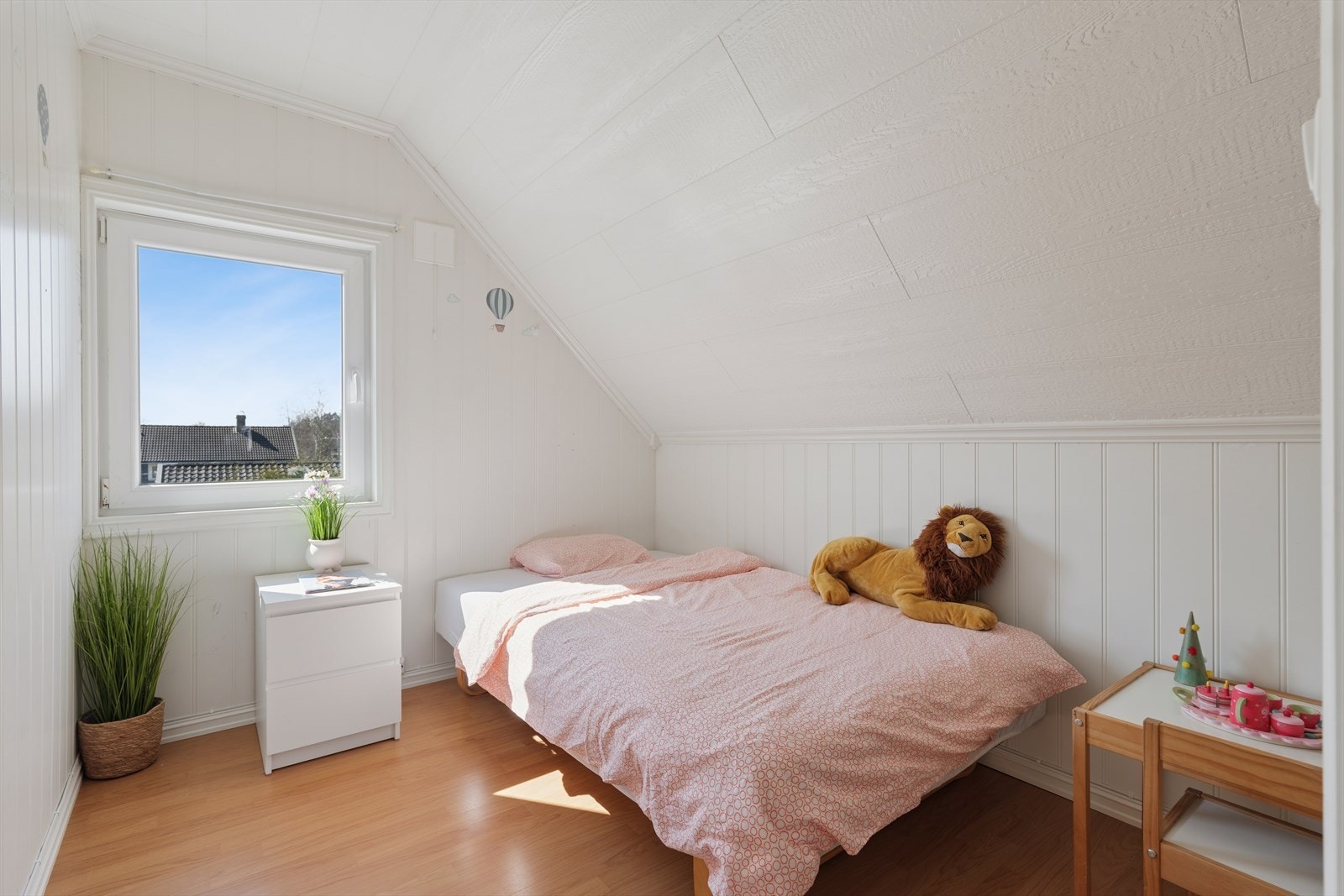 Lyst og trivelig soverom med skråtak som gir rommet et koselig og innbydende preg. Rommet har plass til seng og tilhørende møbler, og egner seg godt som barne-, gjeste- eller kontorrom. Galleribilde