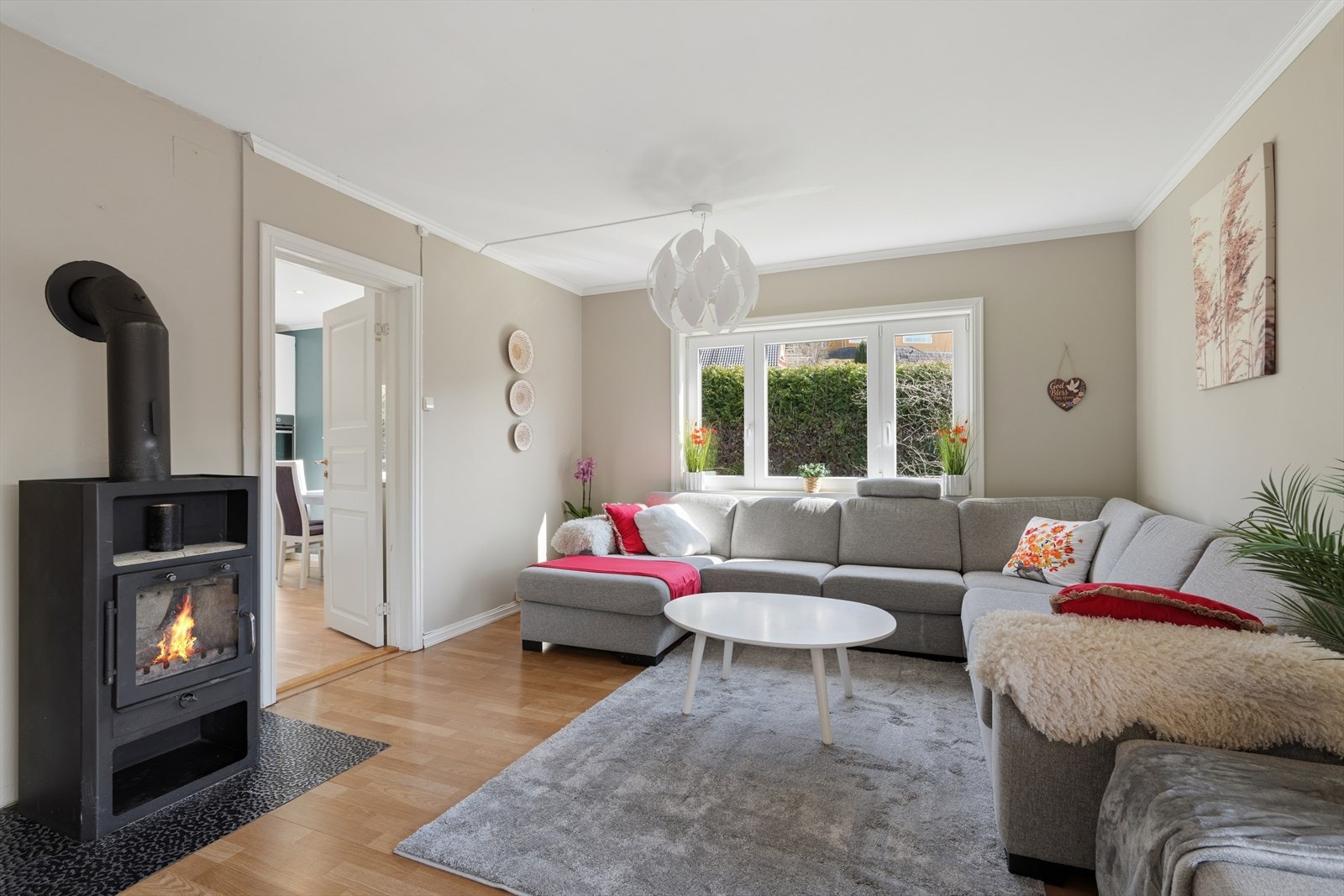 I stuen står det en nyere og moderne vedovn, som er til både hygge og nytte på mørke høstkvelder og kalde vinterdager. Galleribilde
