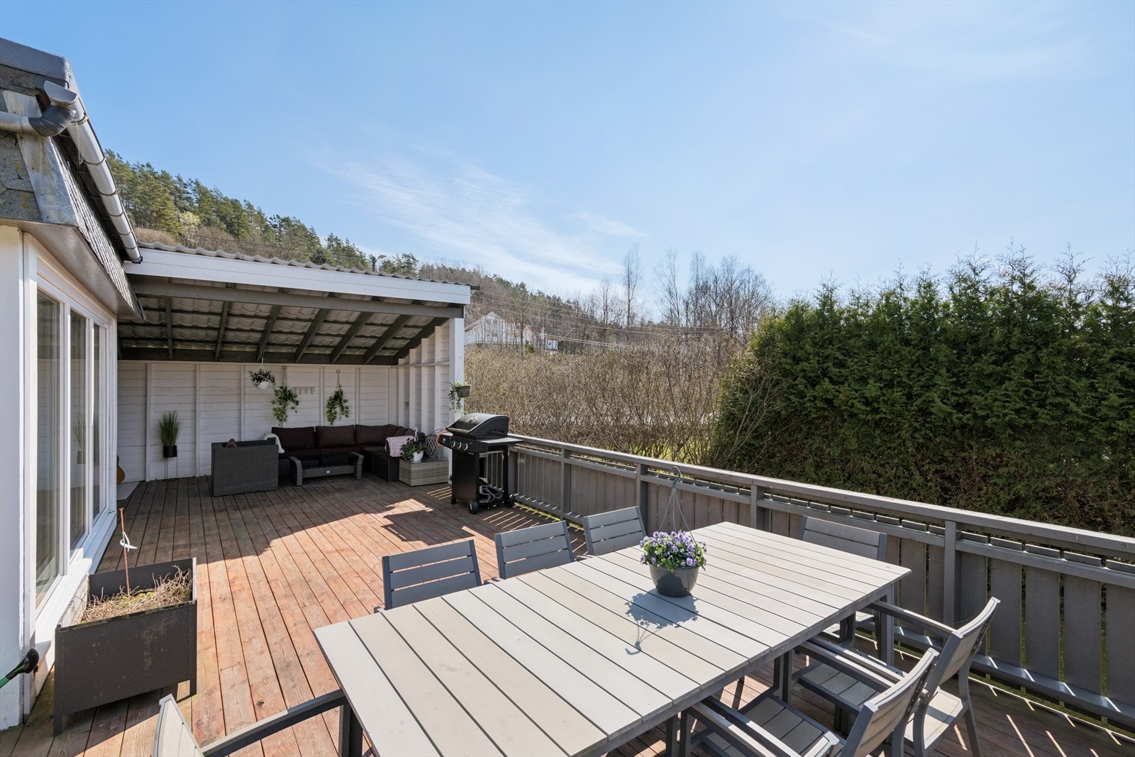 Romslig og solrik terrasse med god plass til både spisegruppe og sitteområde. Her er det god plass til å innrede med grill og utemøbler. Galleribilde