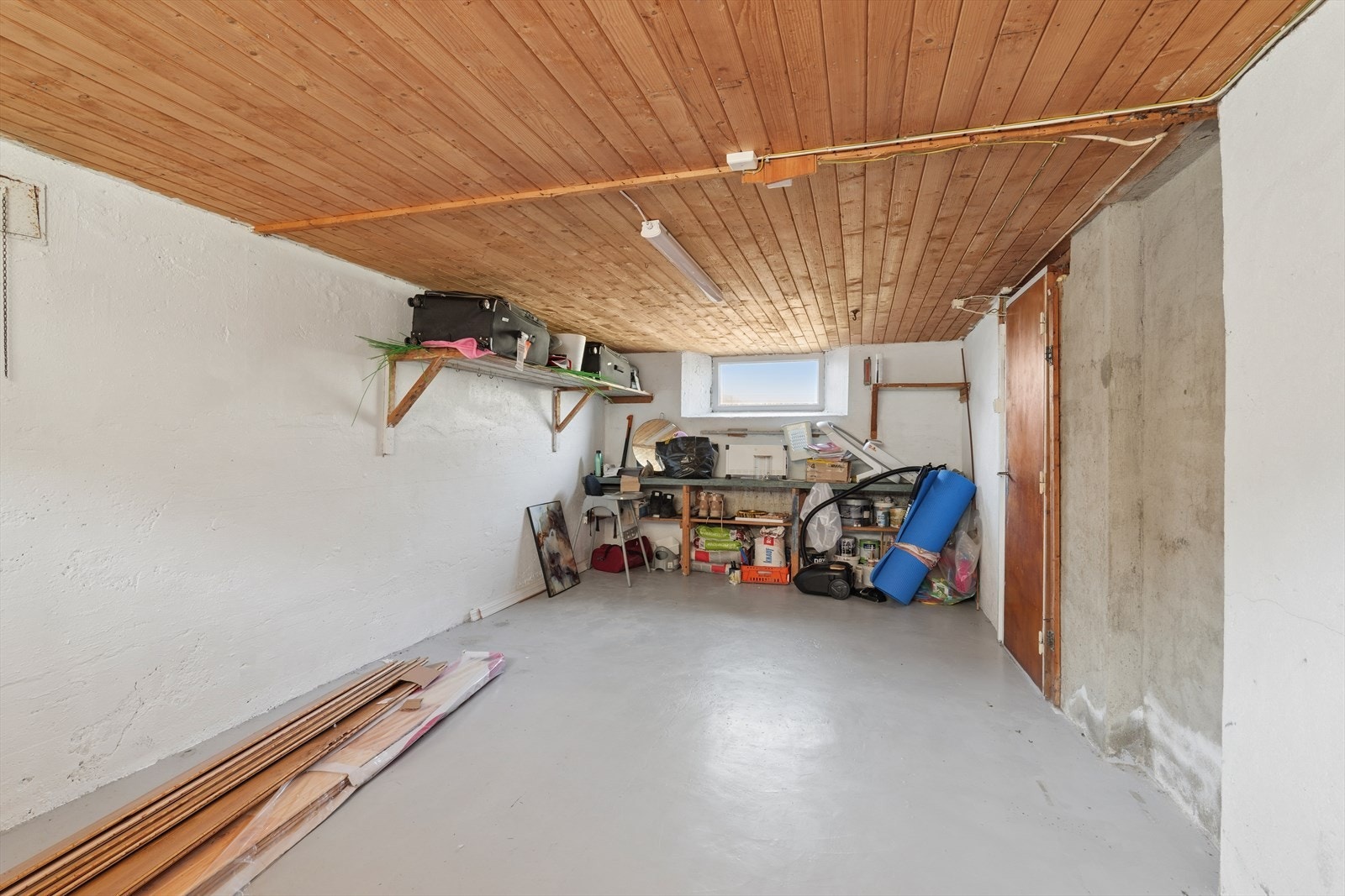 Praktisk bod- og oppbevaringsrom i kjeller med god gulvplass og lagringsmuligheter. Galleribilde