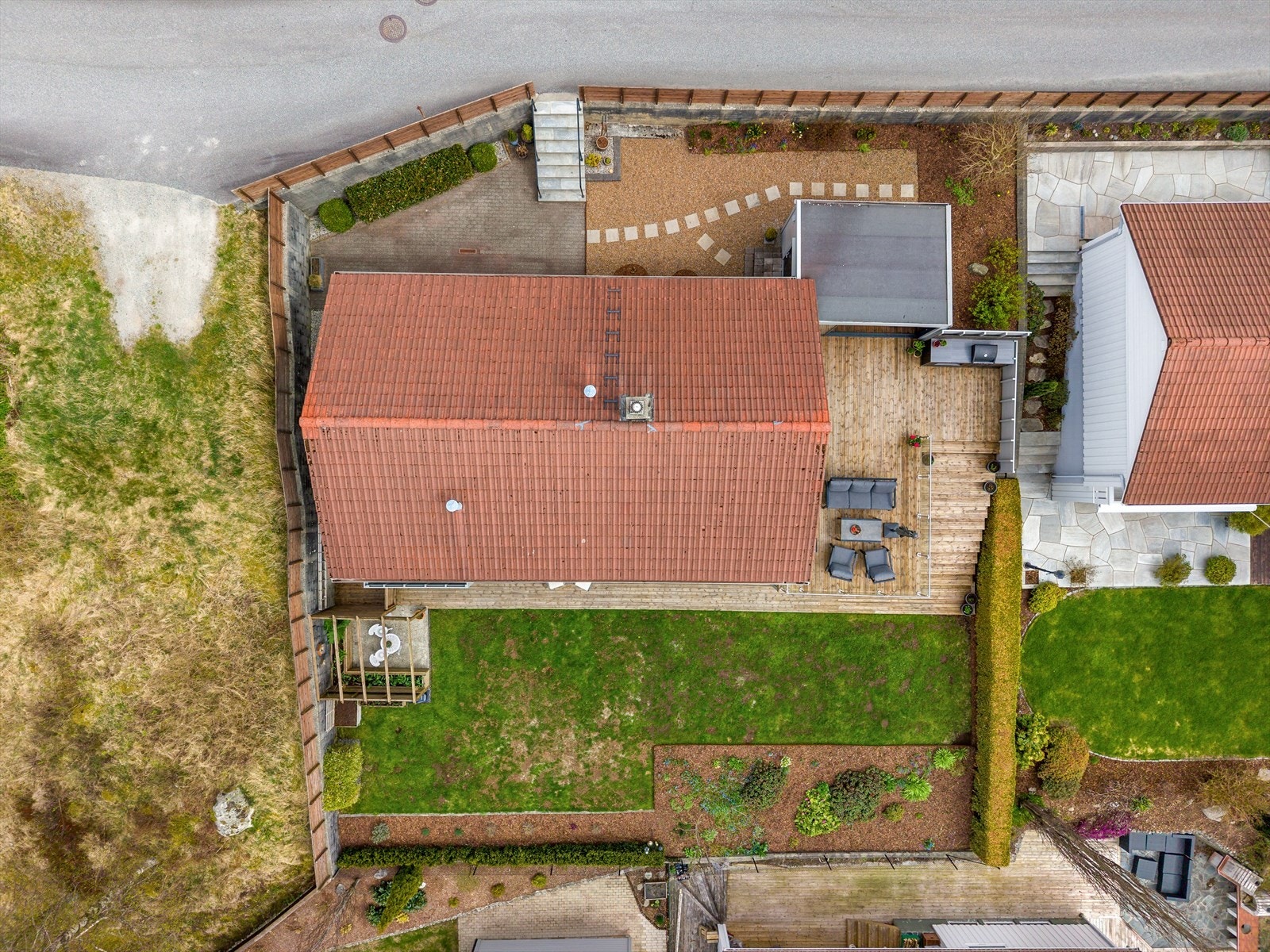 Eiendommen sett fra luften, som viser den romslige tomten og plasseringen i nabolaget. Galleribilde