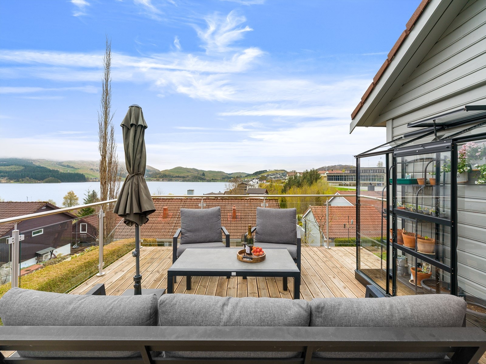 Fra terrassen kan man nyte utsikten mot vannet og landskapet rundt. Galleribilde