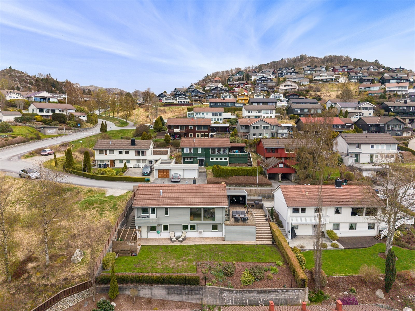 Eiendommen ligger i et etablert og rolig boligområde sentralt på Ålgård. Galleribilde