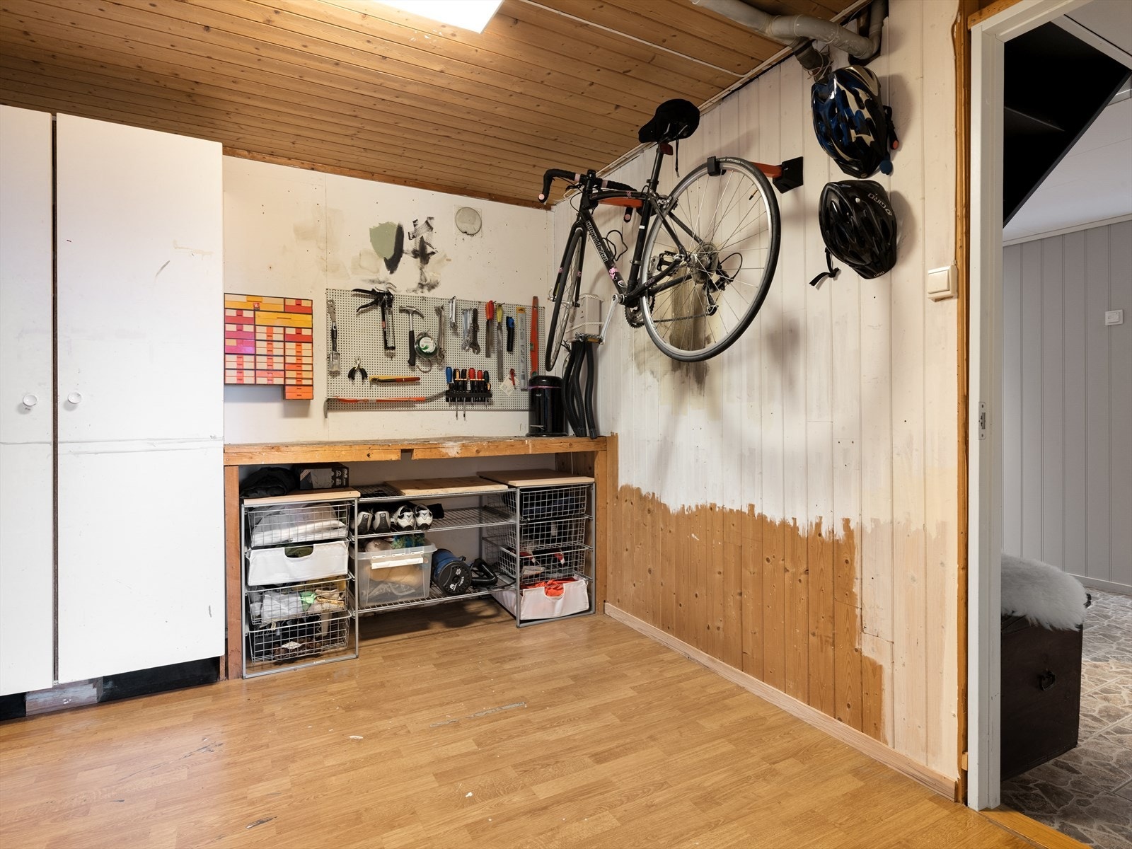 Romslig bod i underetasjen gir gode lagringsmuligheter. Galleribilde