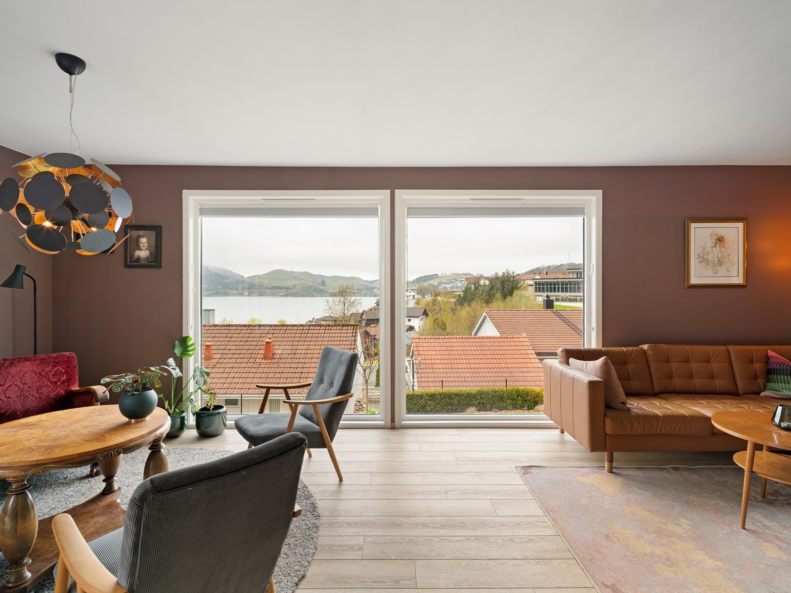 Stuen er lys og romslig med plass til ulike møbleringsløsninger. Galleribilde