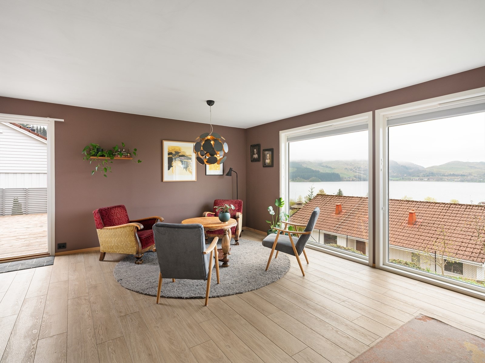 Stuen har store vindusflater fra 2020 som rammer inn utsikten. Rommet har god plass til flere sittegrupper. Galleribilde