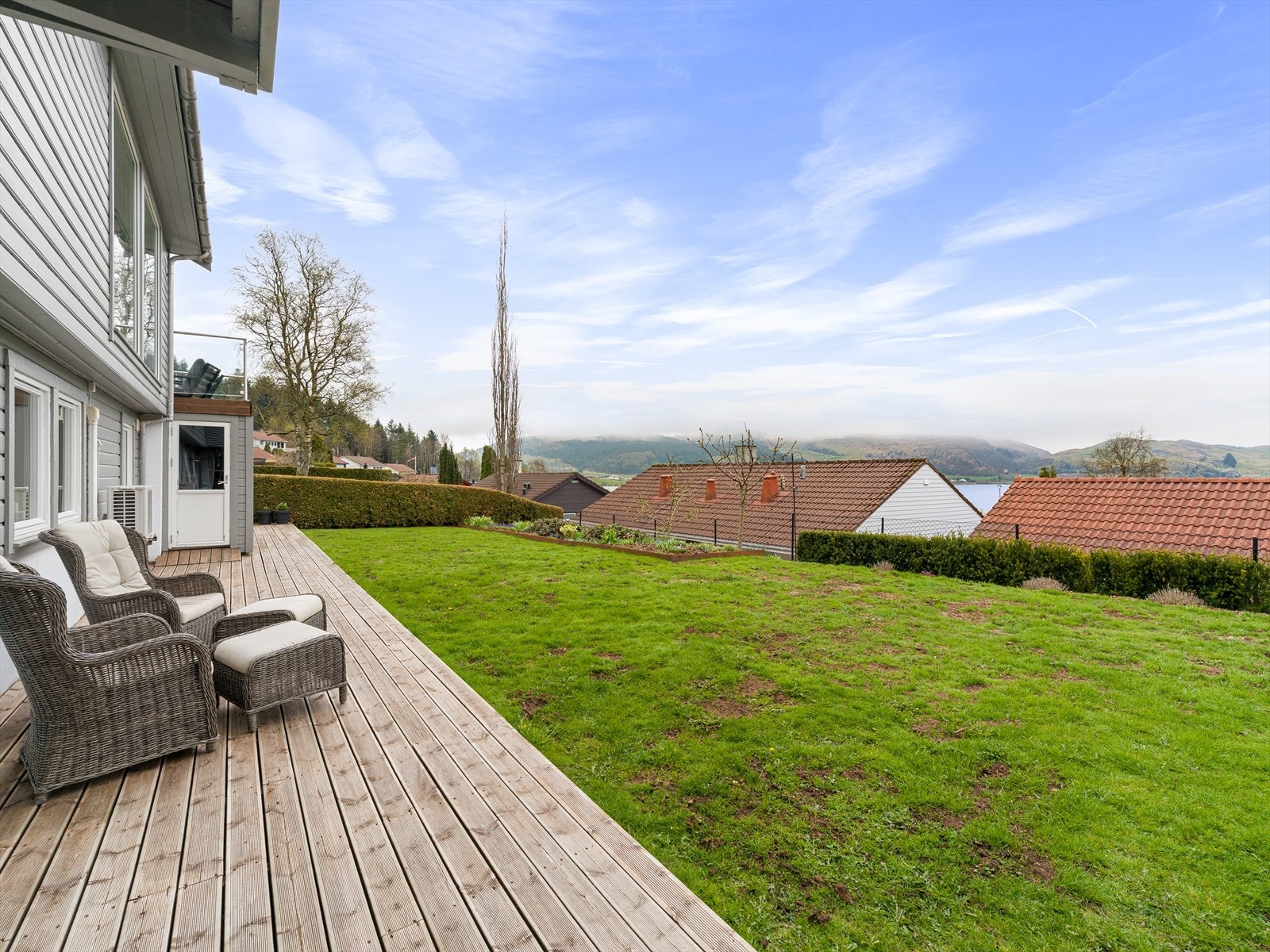 På vestsiden av boligen er det en terrasse på ca. 36 m² bygget på mark, med utgang til en flat og fin hage. Galleribilde