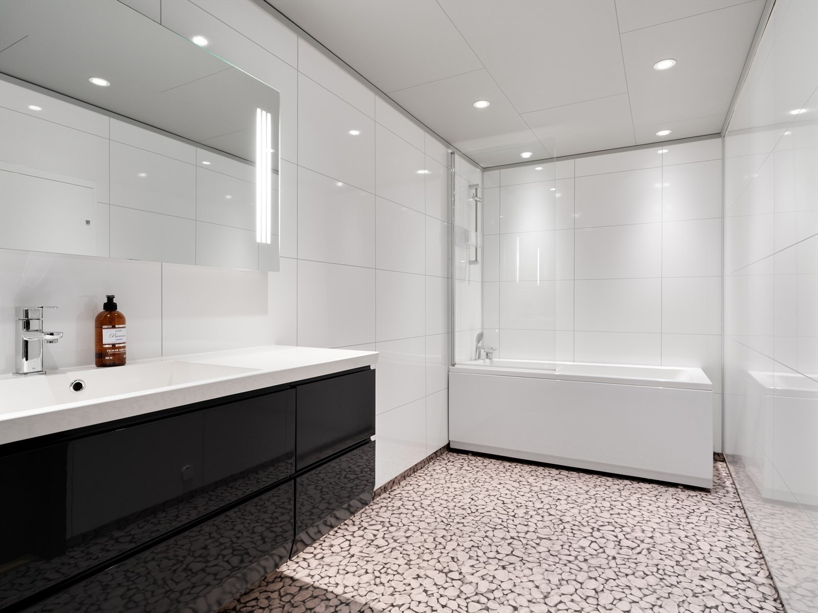 Badet i underetasjen er fra 2013. Det har vinylbelegg med elektrisk gulvvarme og er innredet med badekar. Galleribilde