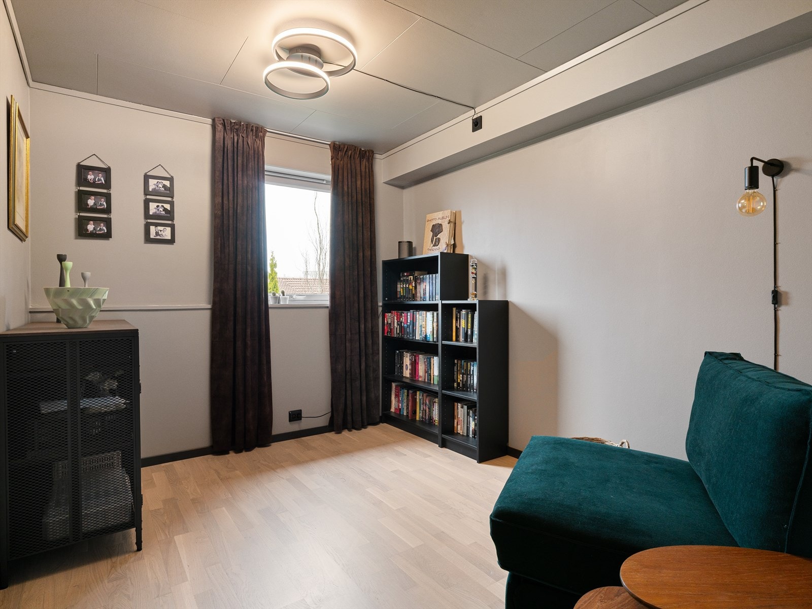 Det fjerde soverommet, også plassert i underetasjen. Alle soverommene i etasjen ble pusset opp i nyere tid. Galleribilde