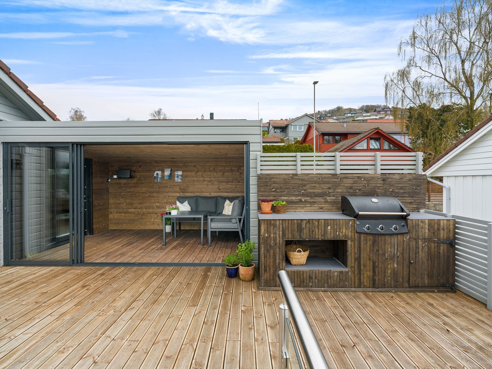 Utekjøkkenet på terrassen er praktisk for grilling og matlaging utendørs. Galleribilde