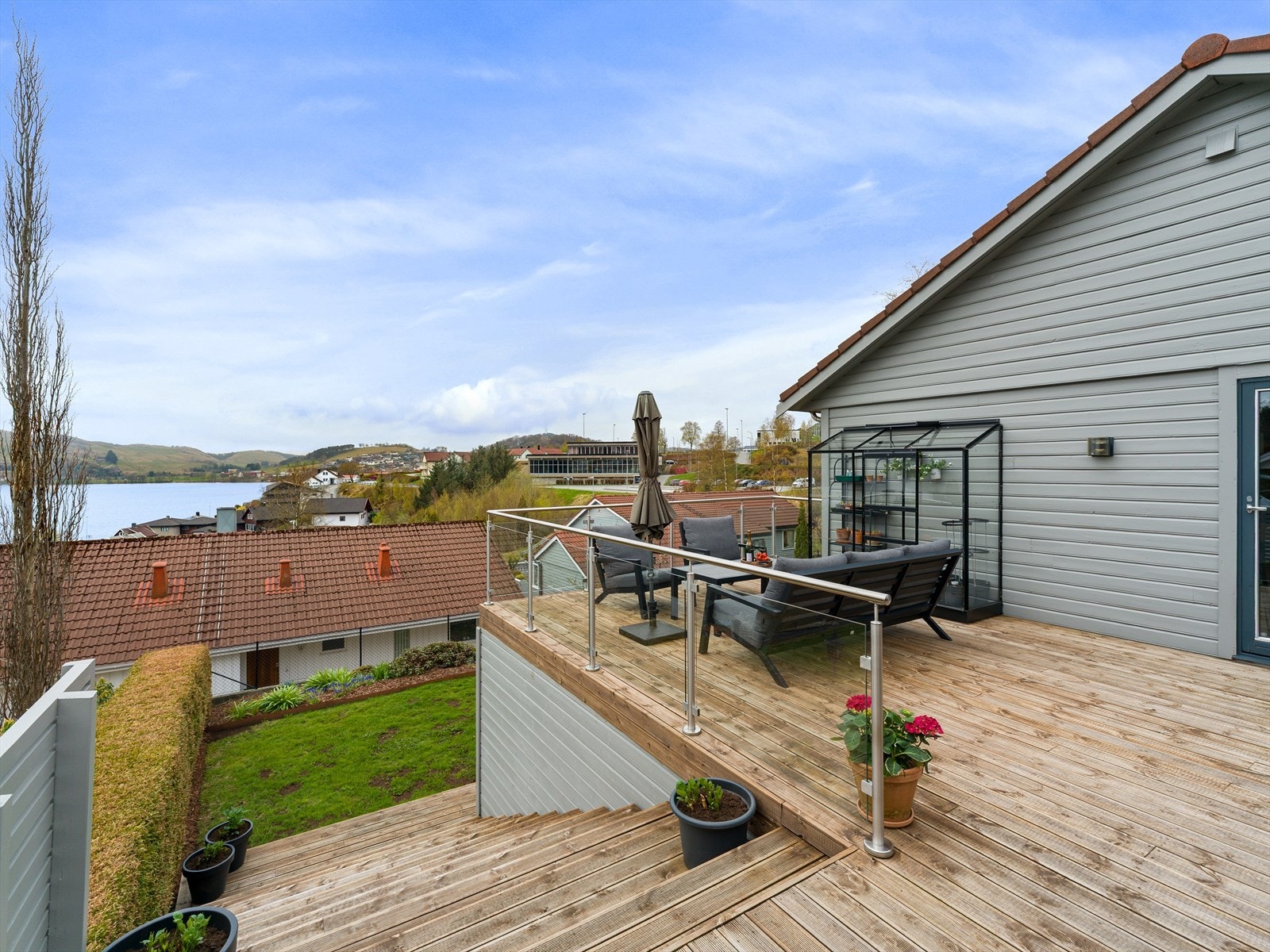Den store terrassen har rekkverk i aluminium og glass som sikrer utsikten over nærområdet og Edlandsvatnet. Galleribilde