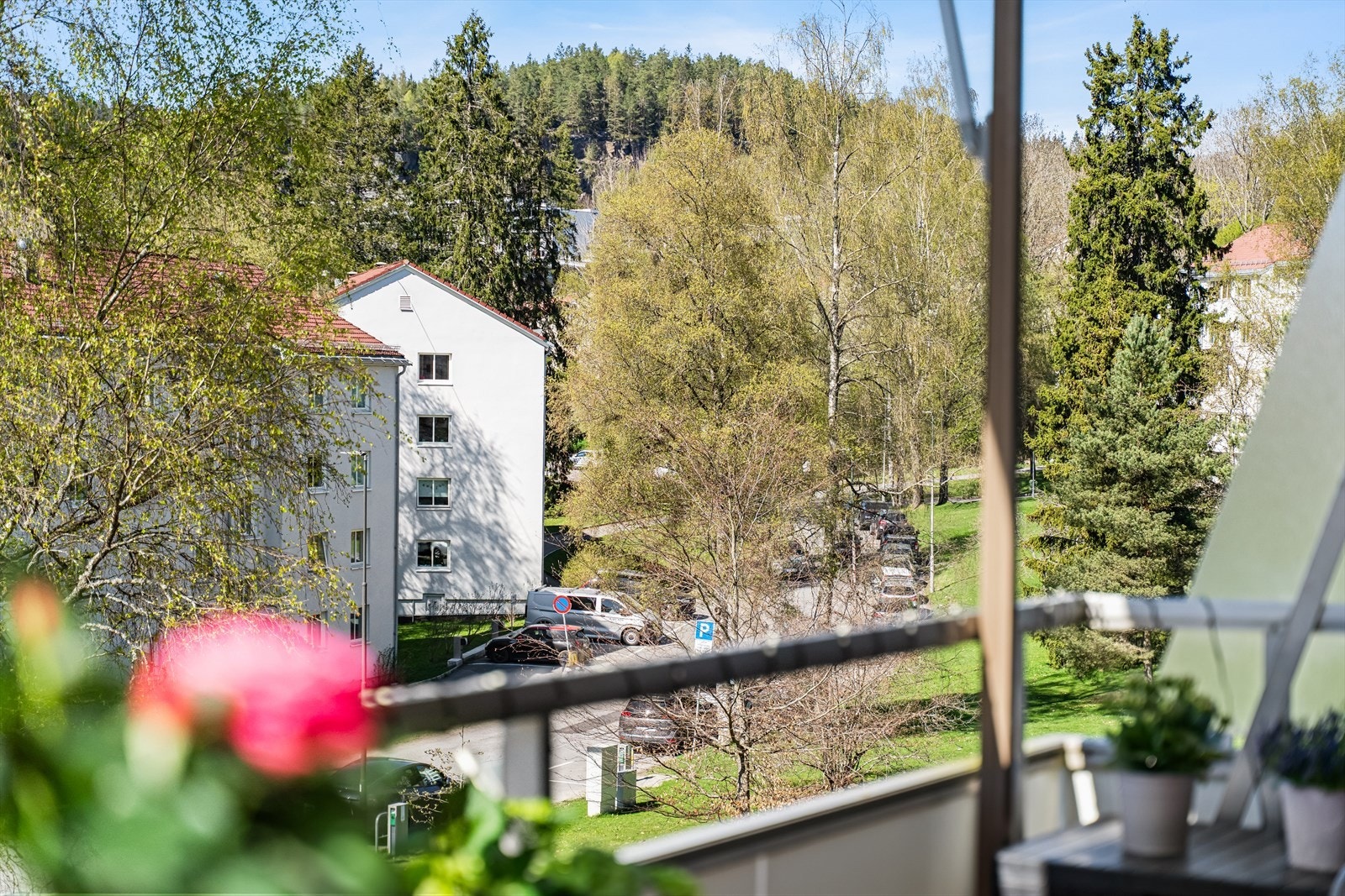 Leiligheten ligger i et etablert og familievennlig boligområde på Tonsenhagen. Galleribilde