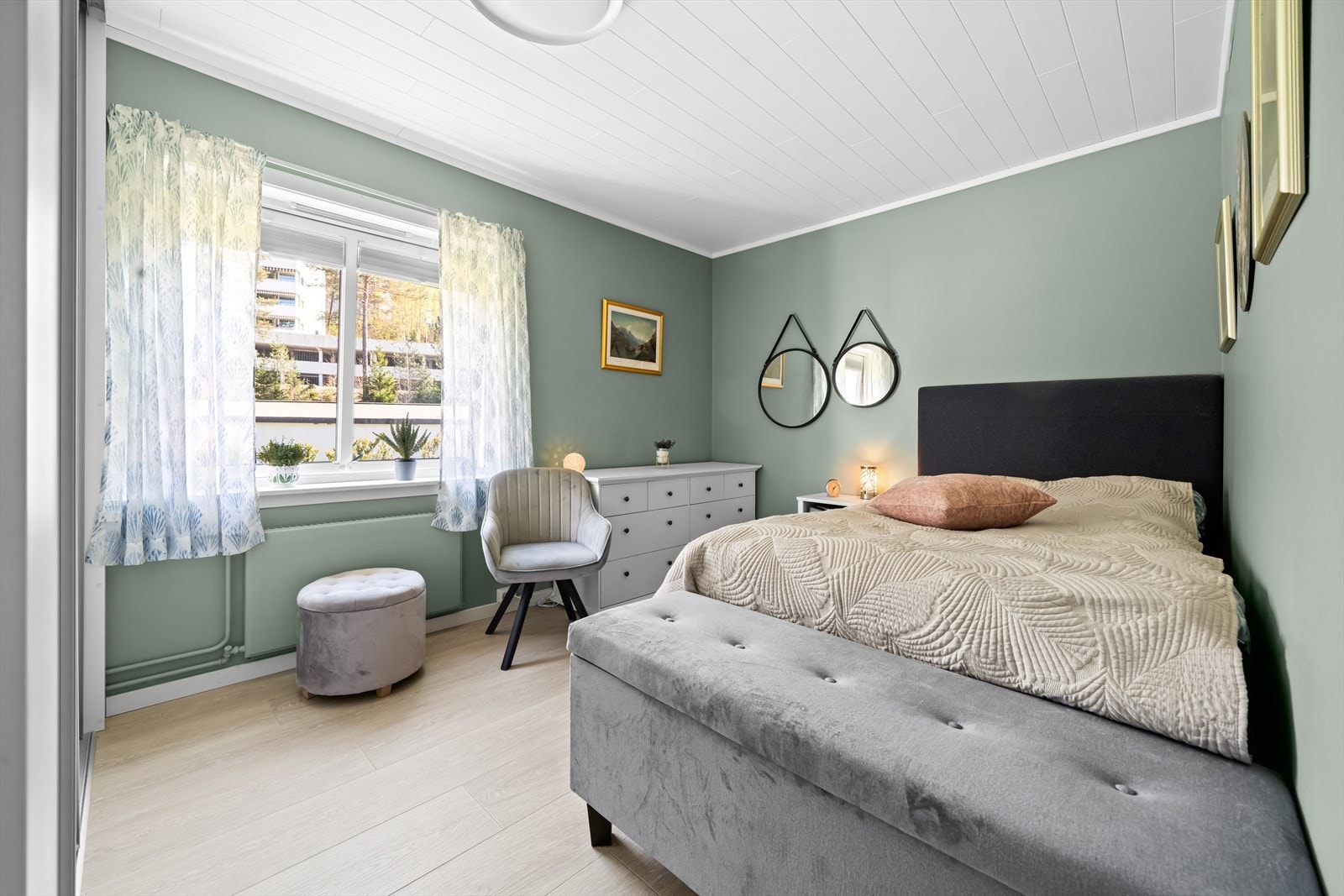 Hovedsoverommet har god plass til dobbeltseng og kommode. Galleribilde
