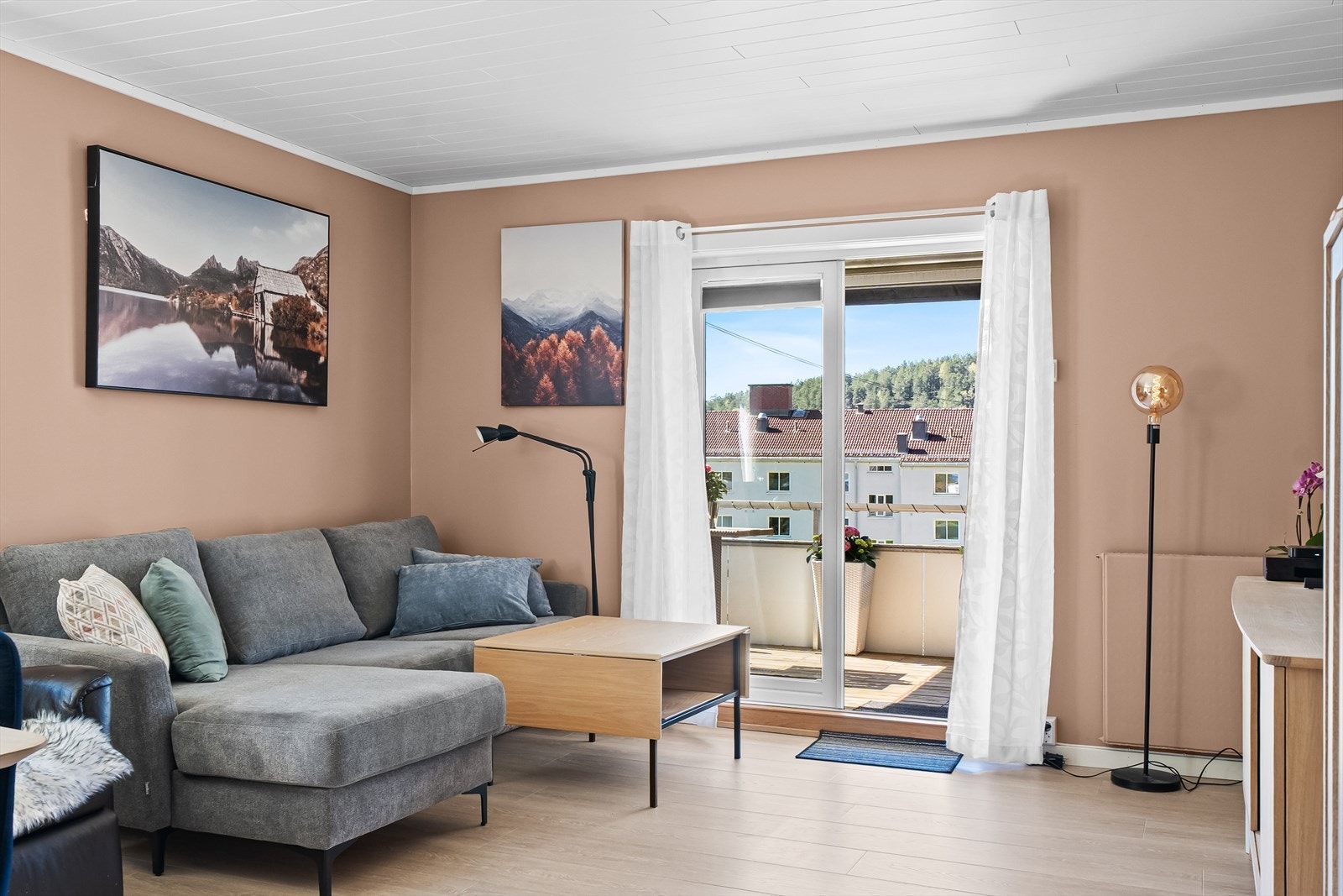 Stuen er romslig og har plass til både sofagruppe og spisebord. Balkongdøren er fra 2016. Galleribilde