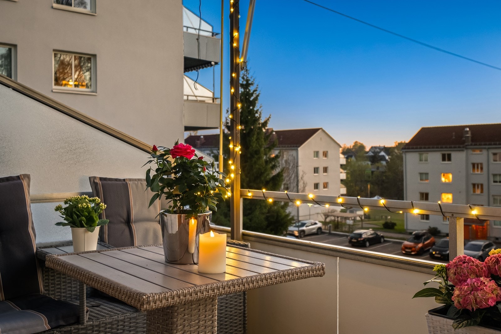 Balkongen er en hyggelig uteplass også etter at solen har gått ned. Galleribilde