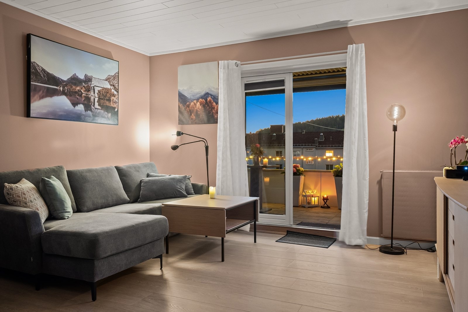 Utsikten fra stuen gir en fin ramme for kveldene. Galleribilde
