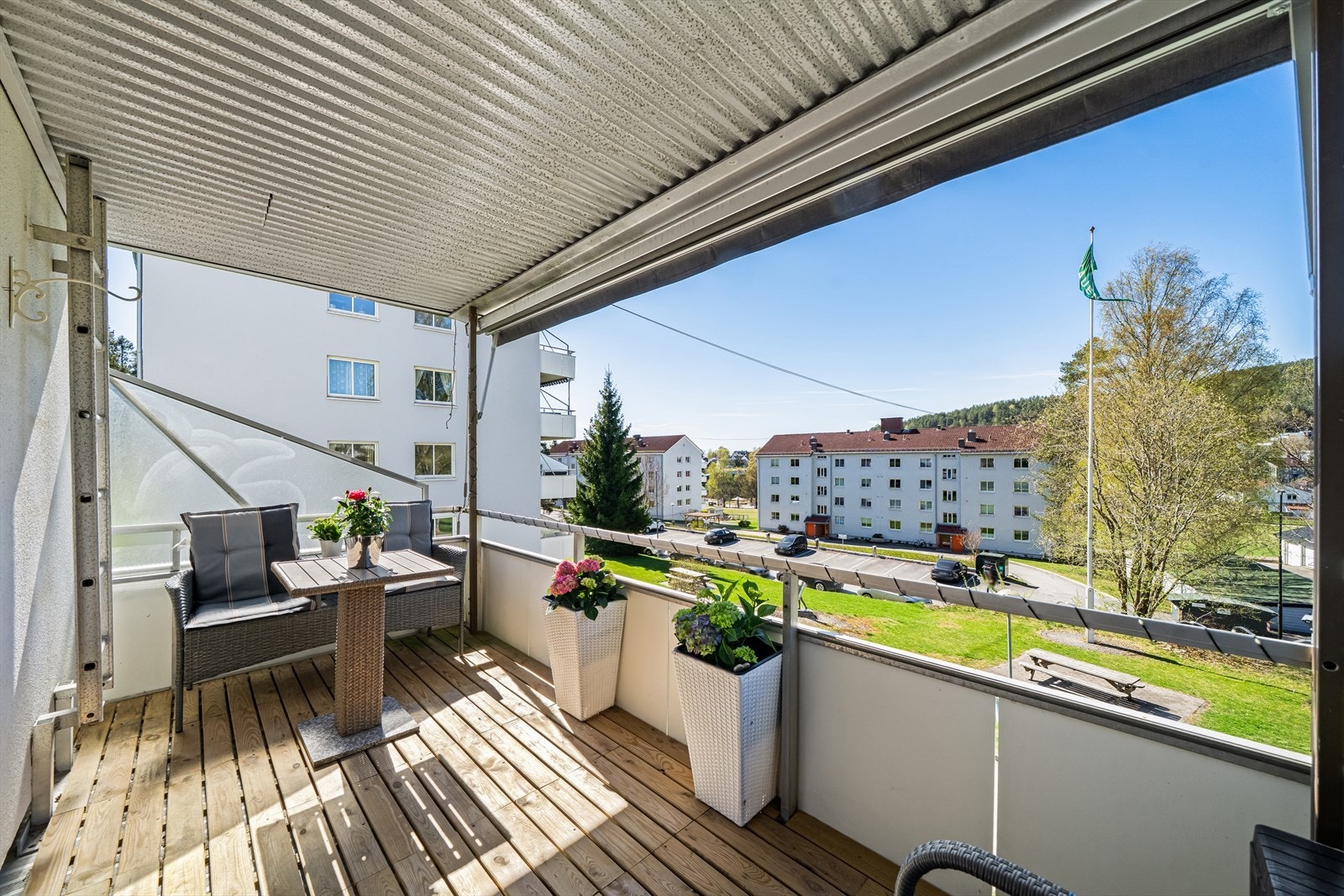 Balkongen er på cirka 8 m² og har god plass til en sittegruppe. Galleribilde