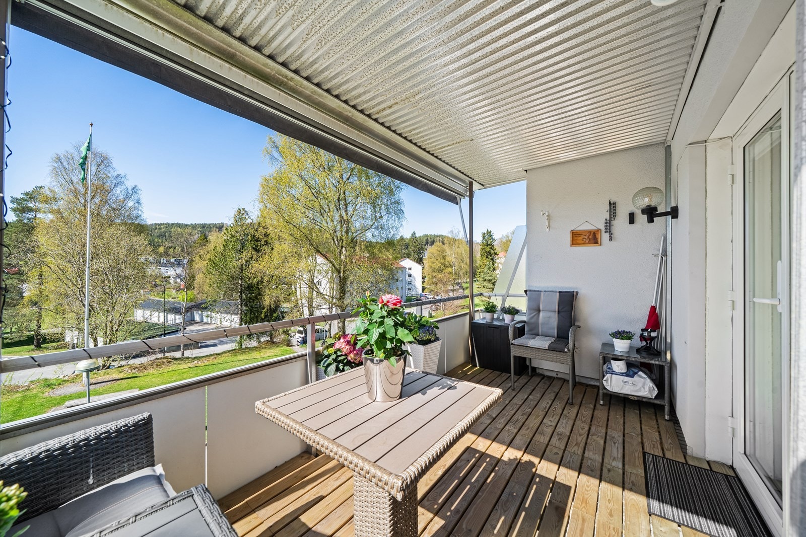Gulvet på balkongen er belagt med terrassebord og ble oppgradert for cirka tre år siden. Galleribilde