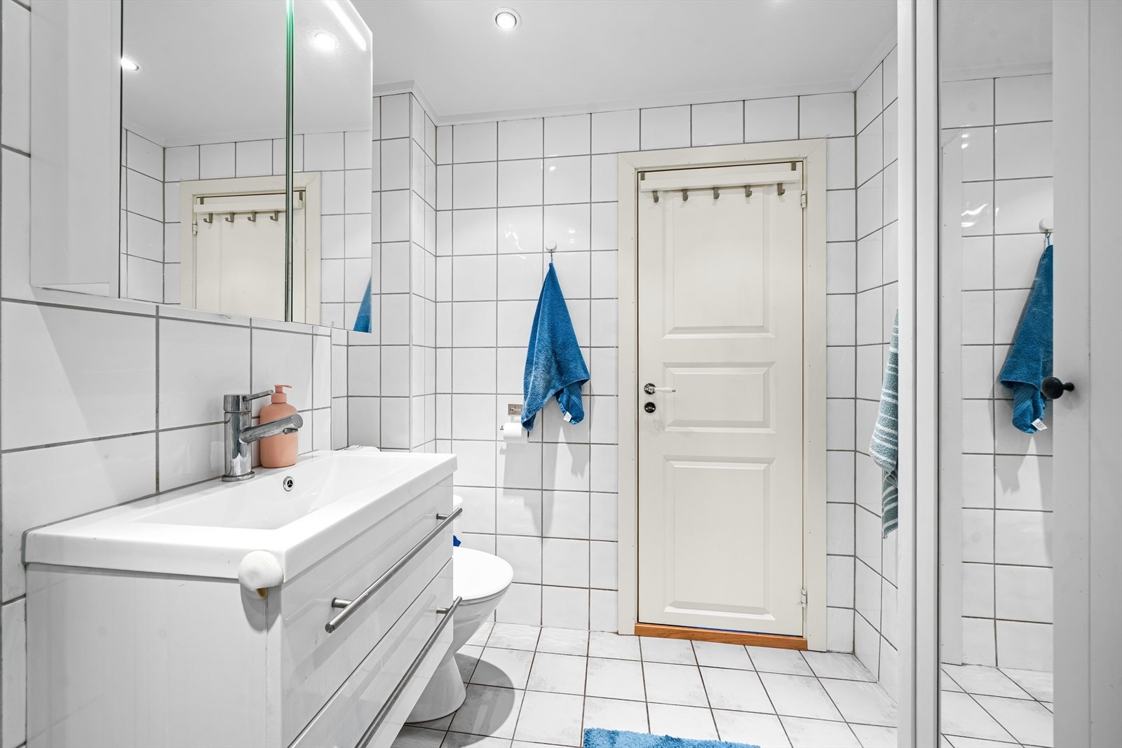 Badet er utstyrt med servant med underskap, speilskap med belysning og toalett. Galleribilde